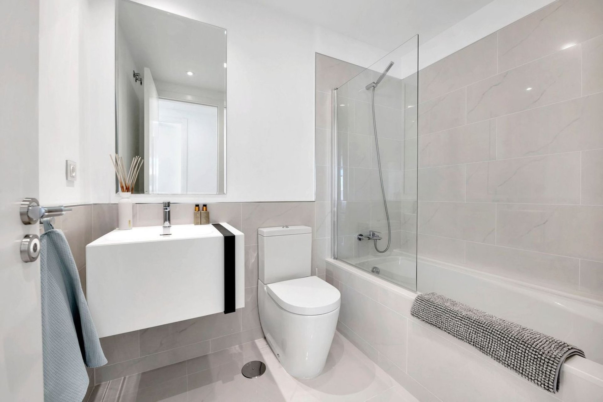 Resale - Apartment - Middle Floor Apartment - Estepona - Estepona Centro