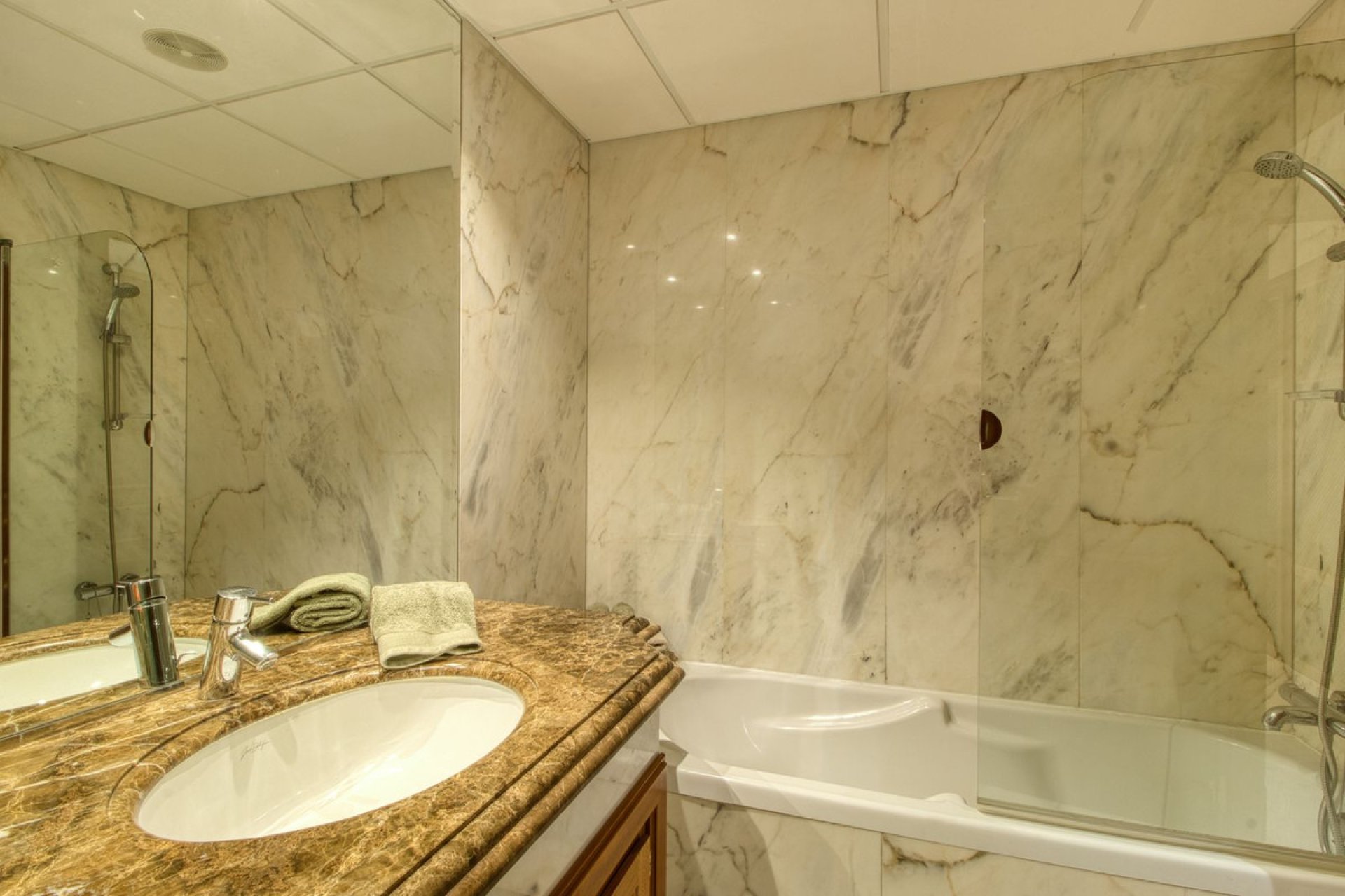 Resale - Apartment - Middle Floor Apartment - Estepona - Estepona Centro