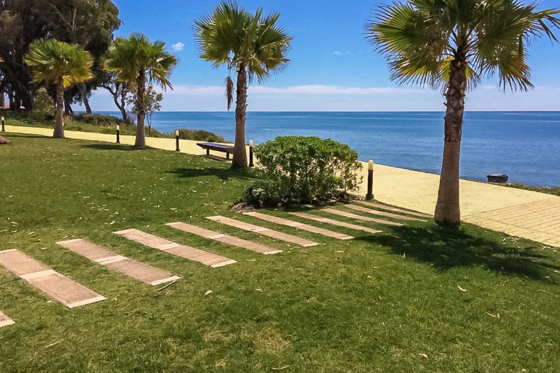 Resale - Apartment - Middle Floor Apartment - Estepona - Estepona Centro