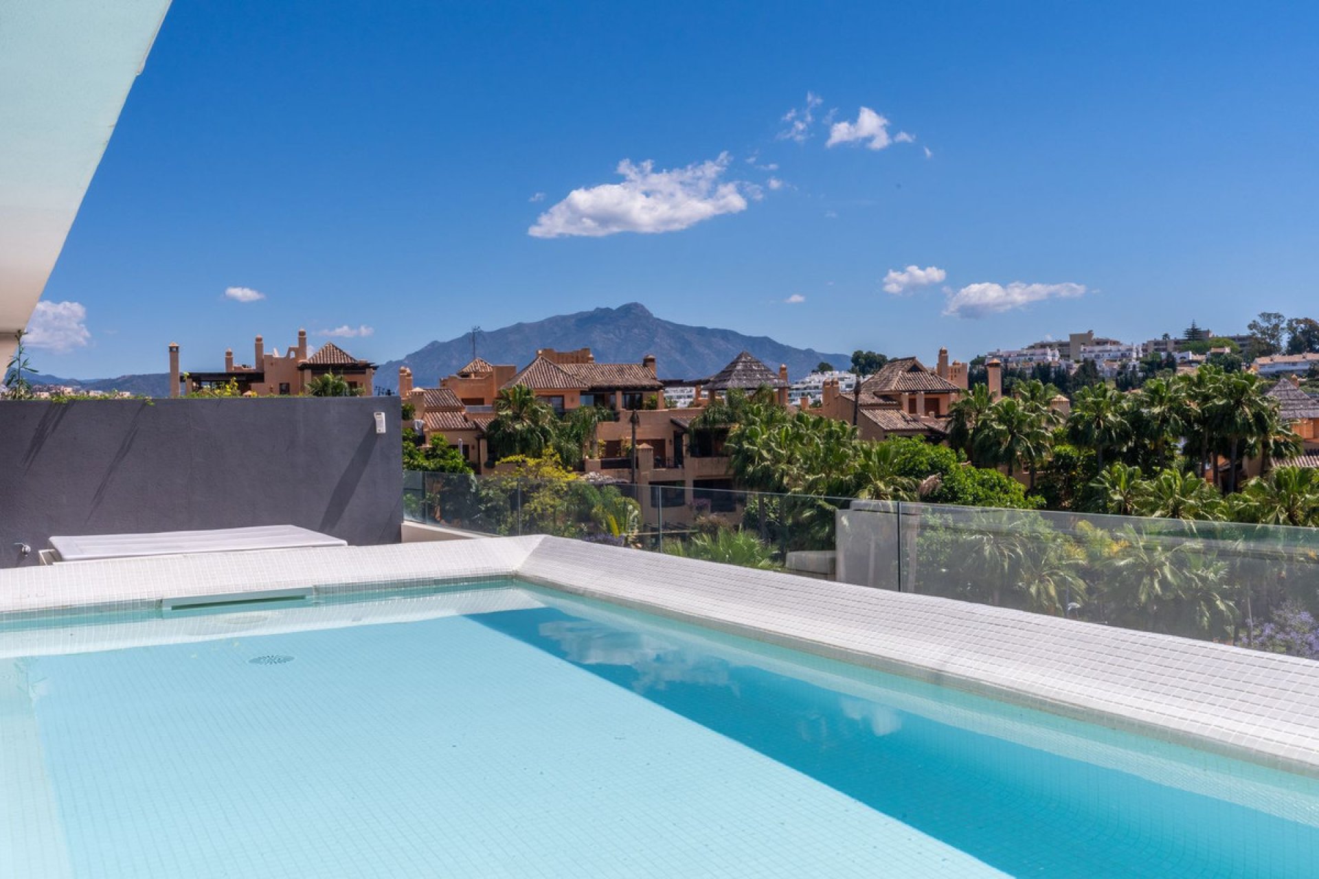 Resale - Apartment - Middle Floor Apartment - Estepona - Estepona Centro