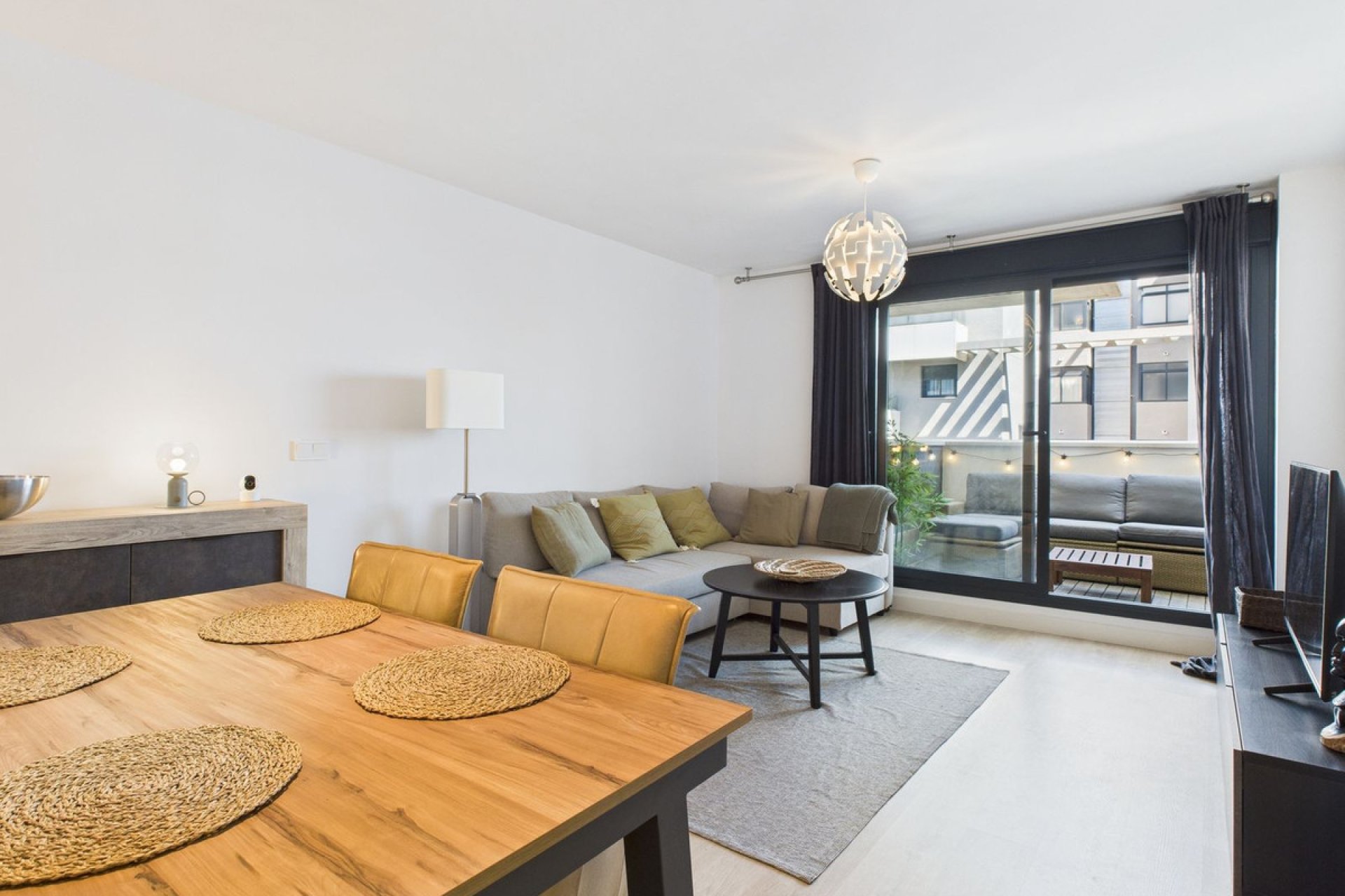 Resale - Apartment - Middle Floor Apartment - Estepona - Estepona Centro