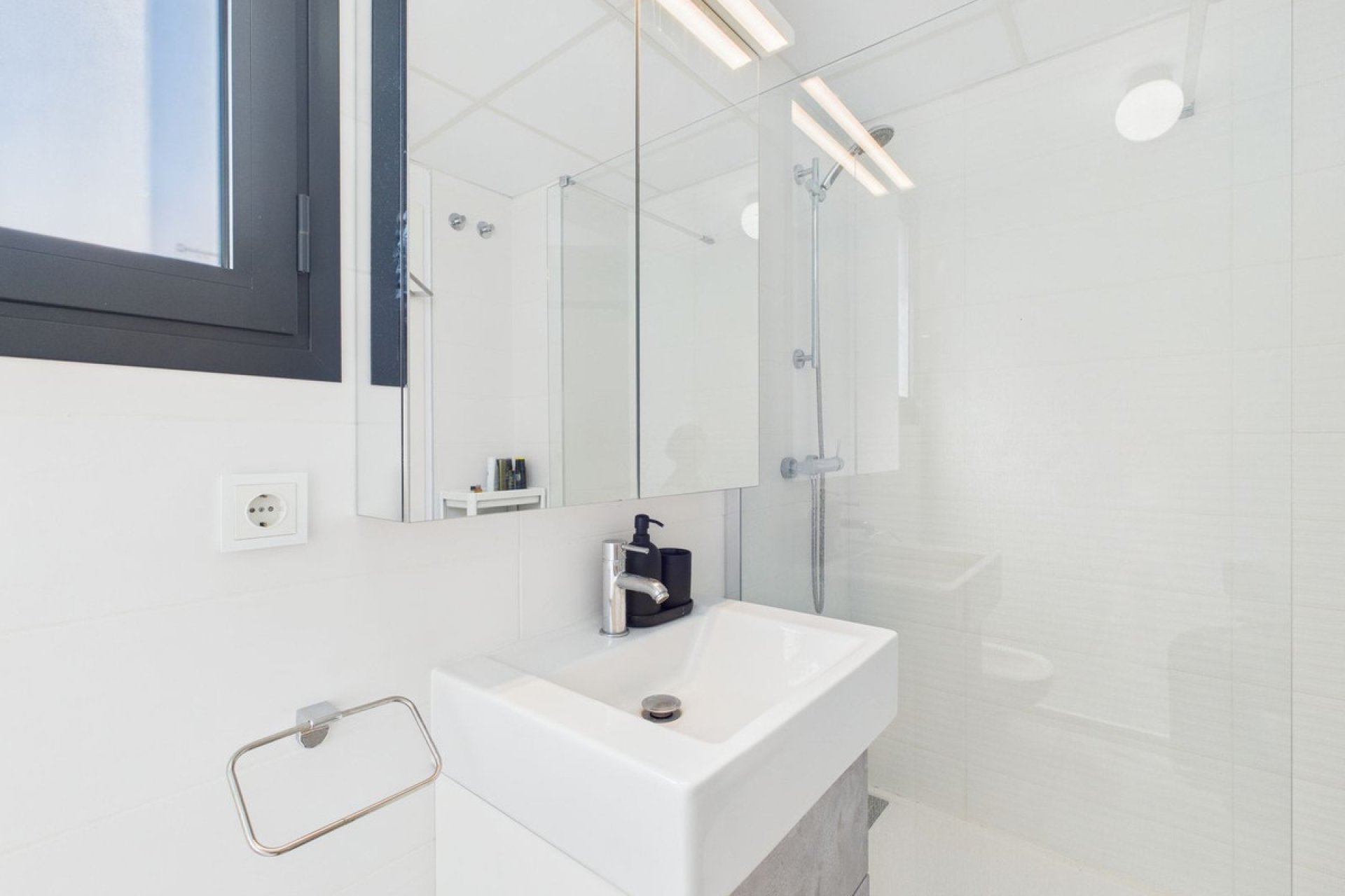 Resale - Apartment - Middle Floor Apartment - Estepona - Estepona Centro