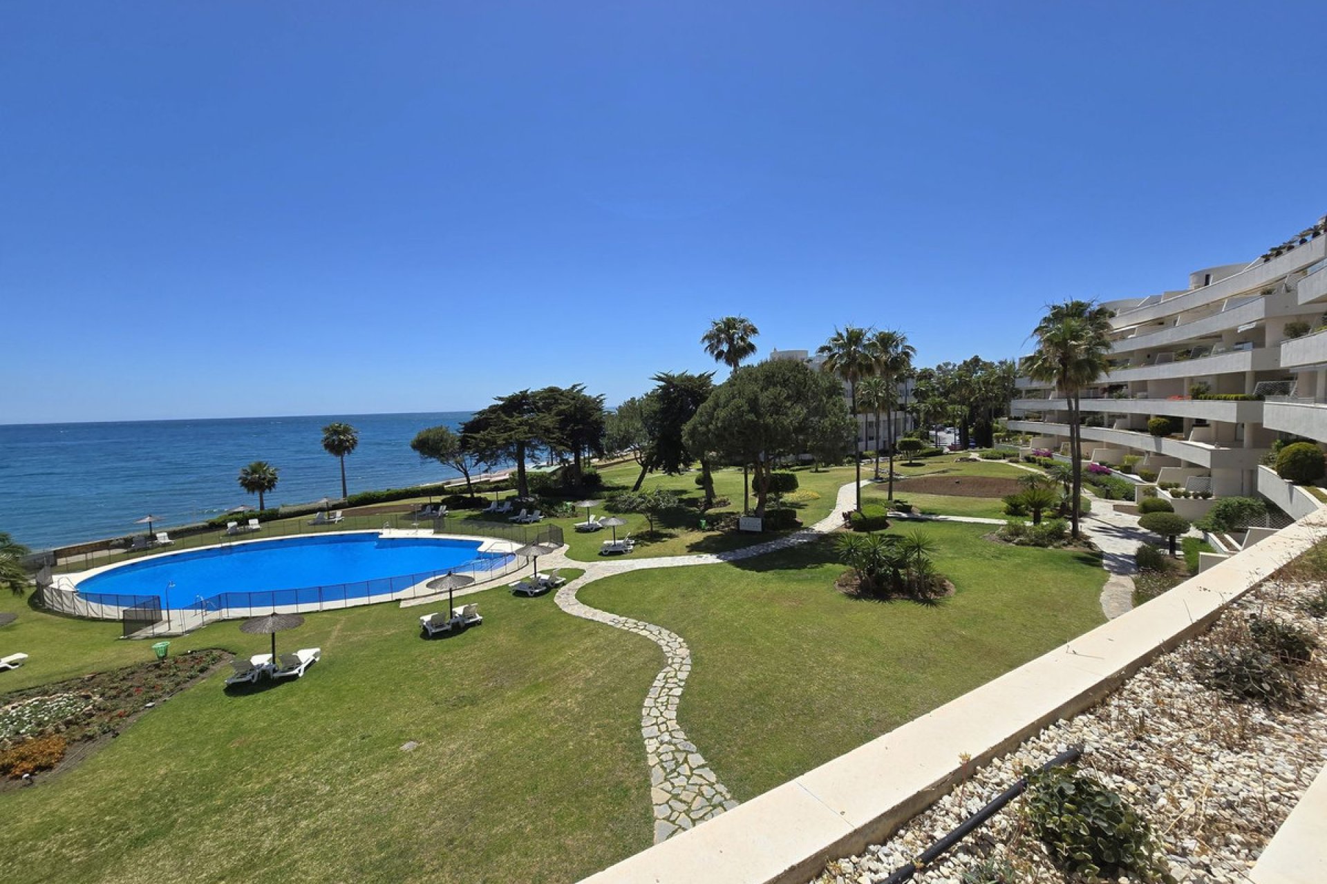 Resale - Apartment - Middle Floor Apartment - Estepona - Estepona Centro