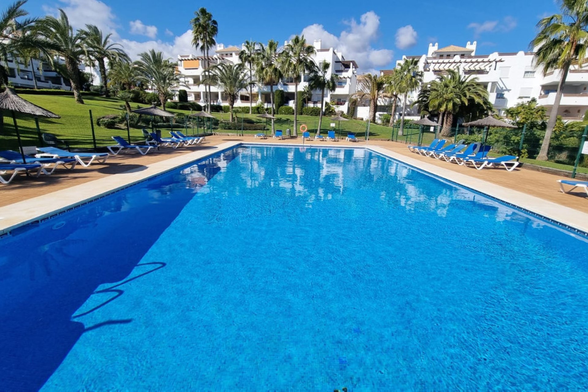 Resale - Apartment - Middle Floor Apartment - Estepona - Estepona Centro