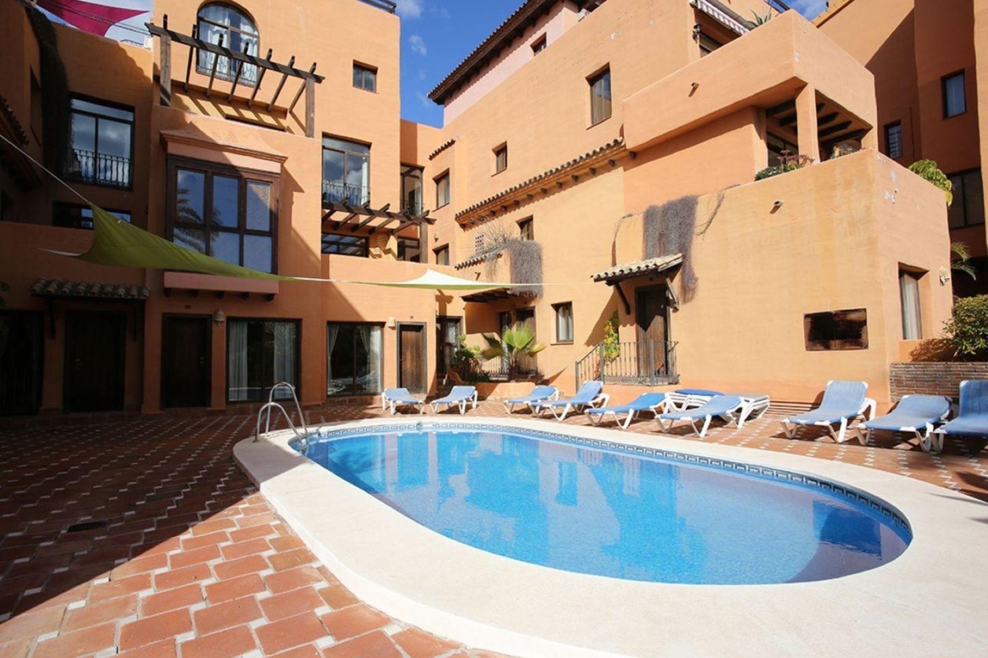 Resale - Apartment - Middle Floor Apartment - Estepona - Estepona Centro