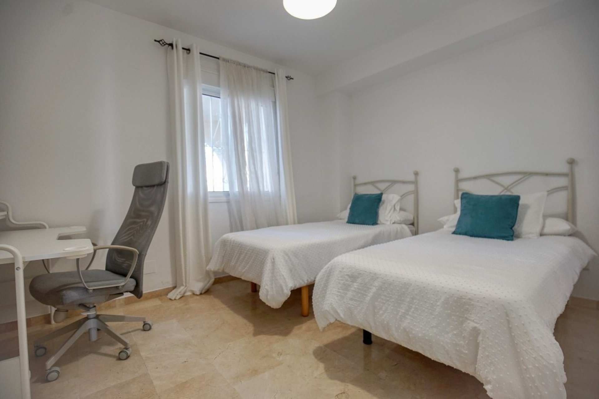 Resale - Apartment - Middle Floor Apartment - Estepona - Estepona Centro