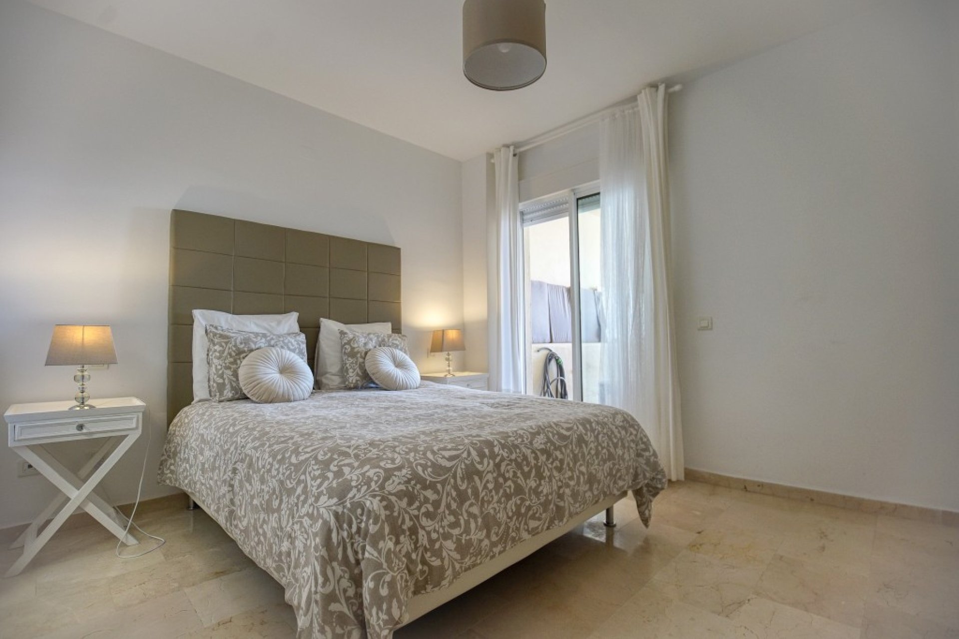 Resale - Apartment - Middle Floor Apartment - Estepona - Estepona Centro