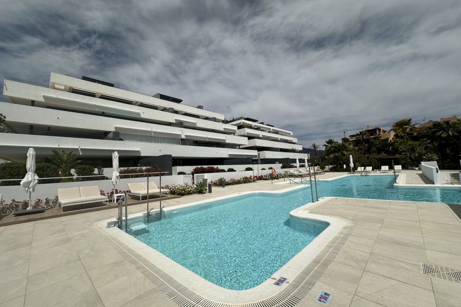 Resale - Apartment - Middle Floor Apartment - Estepona - Estepona Centro