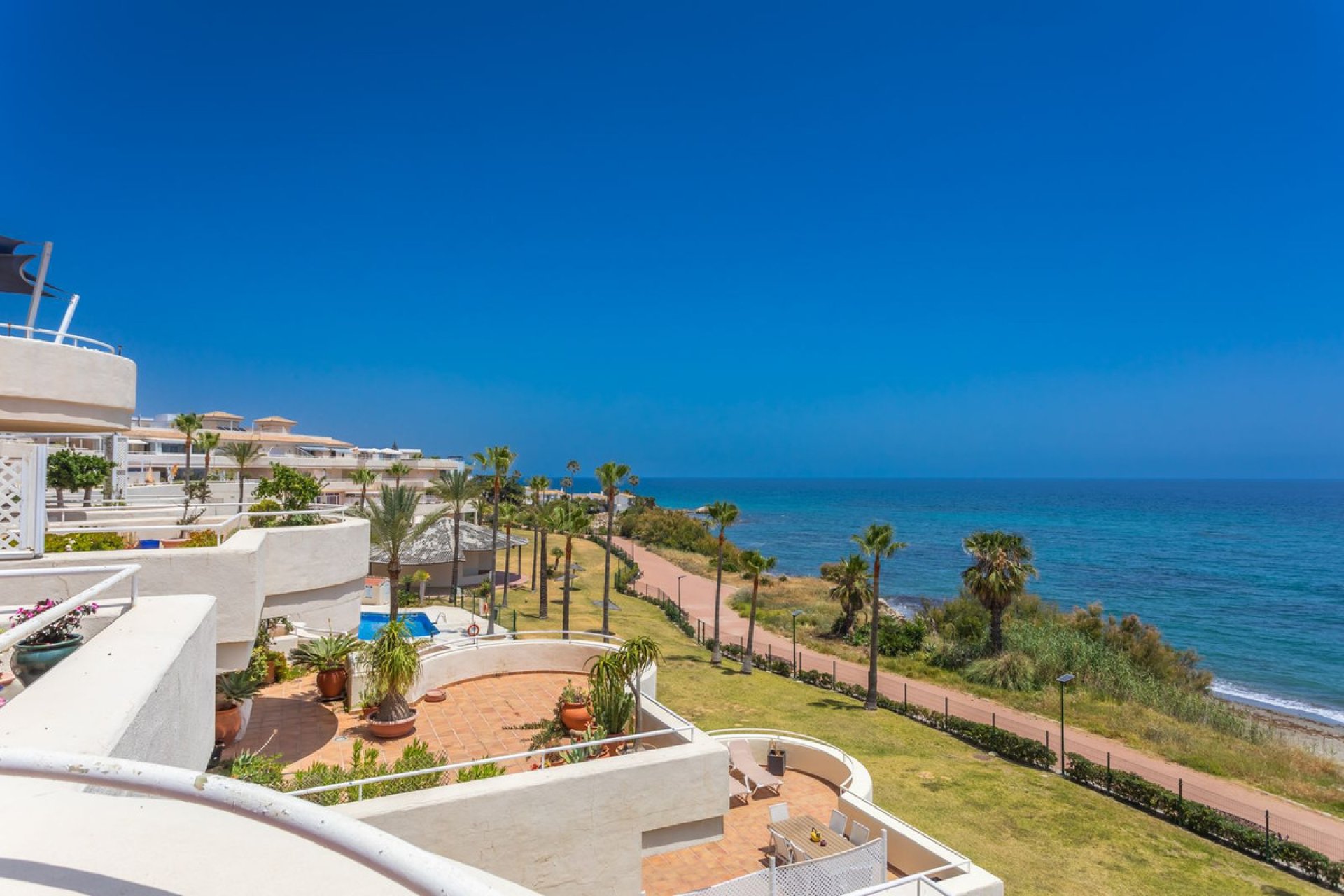 Resale - Apartment - Middle Floor Apartment - Estepona - Estepona Centro