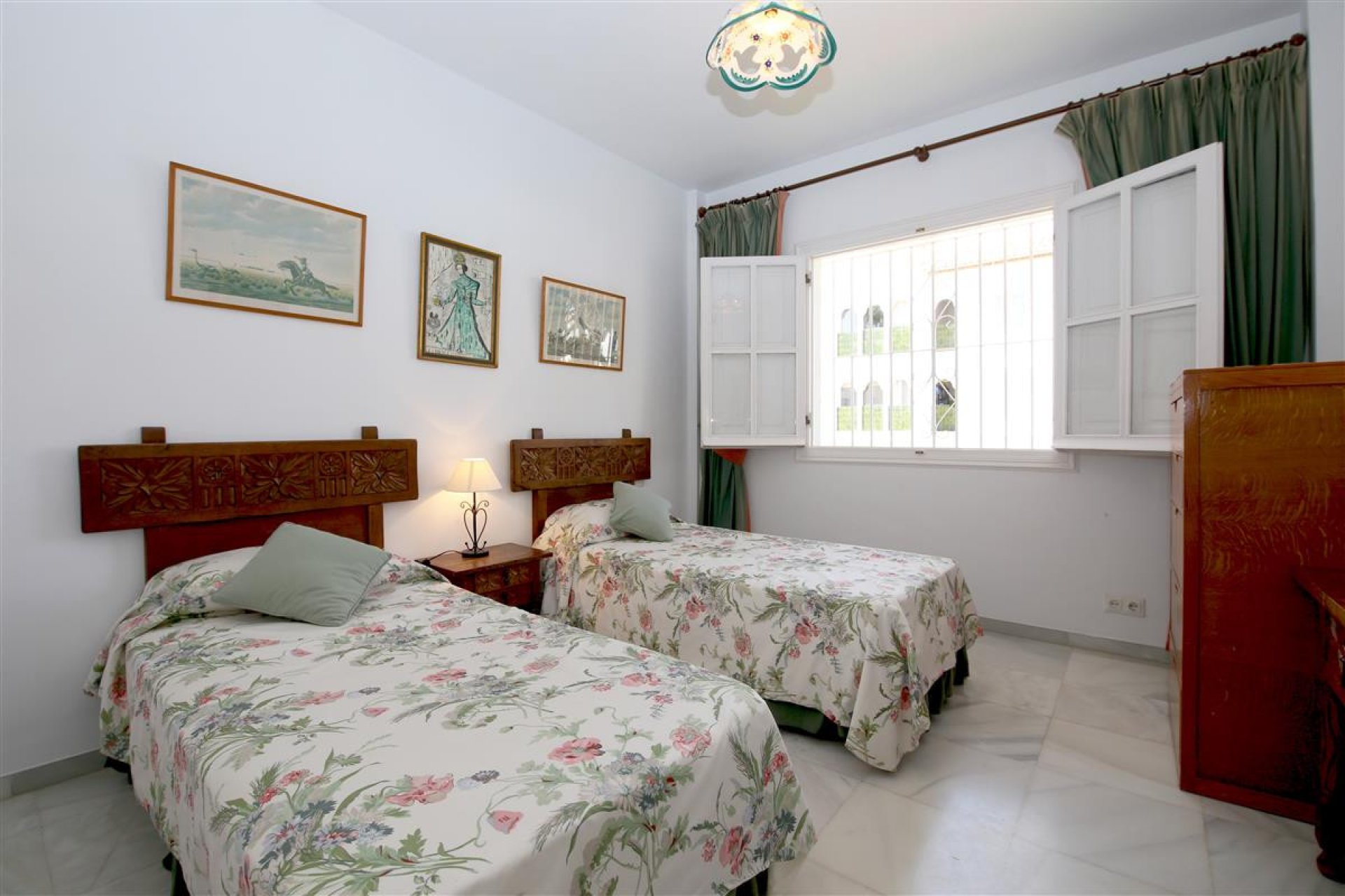 Resale - Apartment - Middle Floor Apartment - Estepona - Estepona Centro