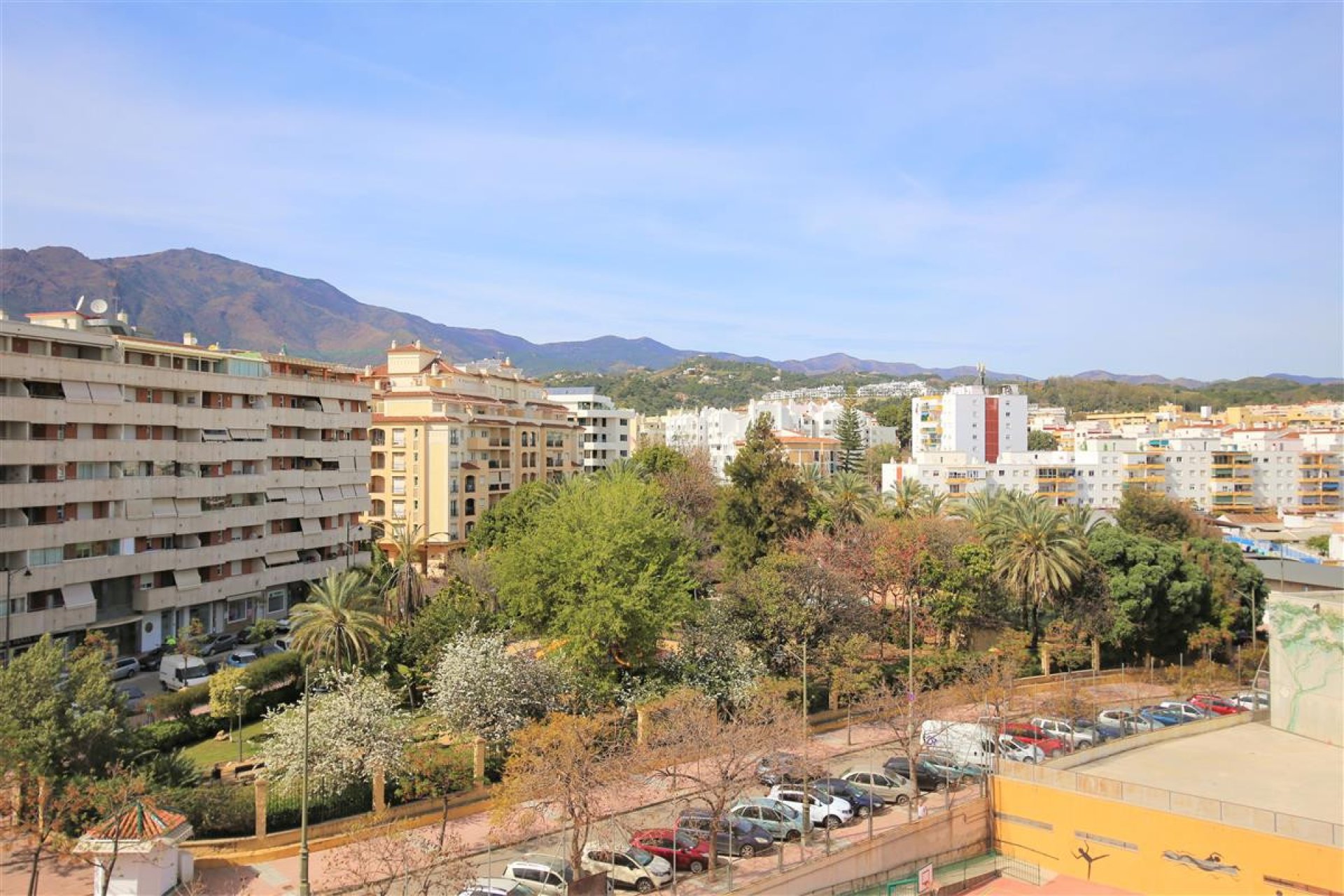 Resale - Apartment - Middle Floor Apartment - Estepona - Estepona Centro