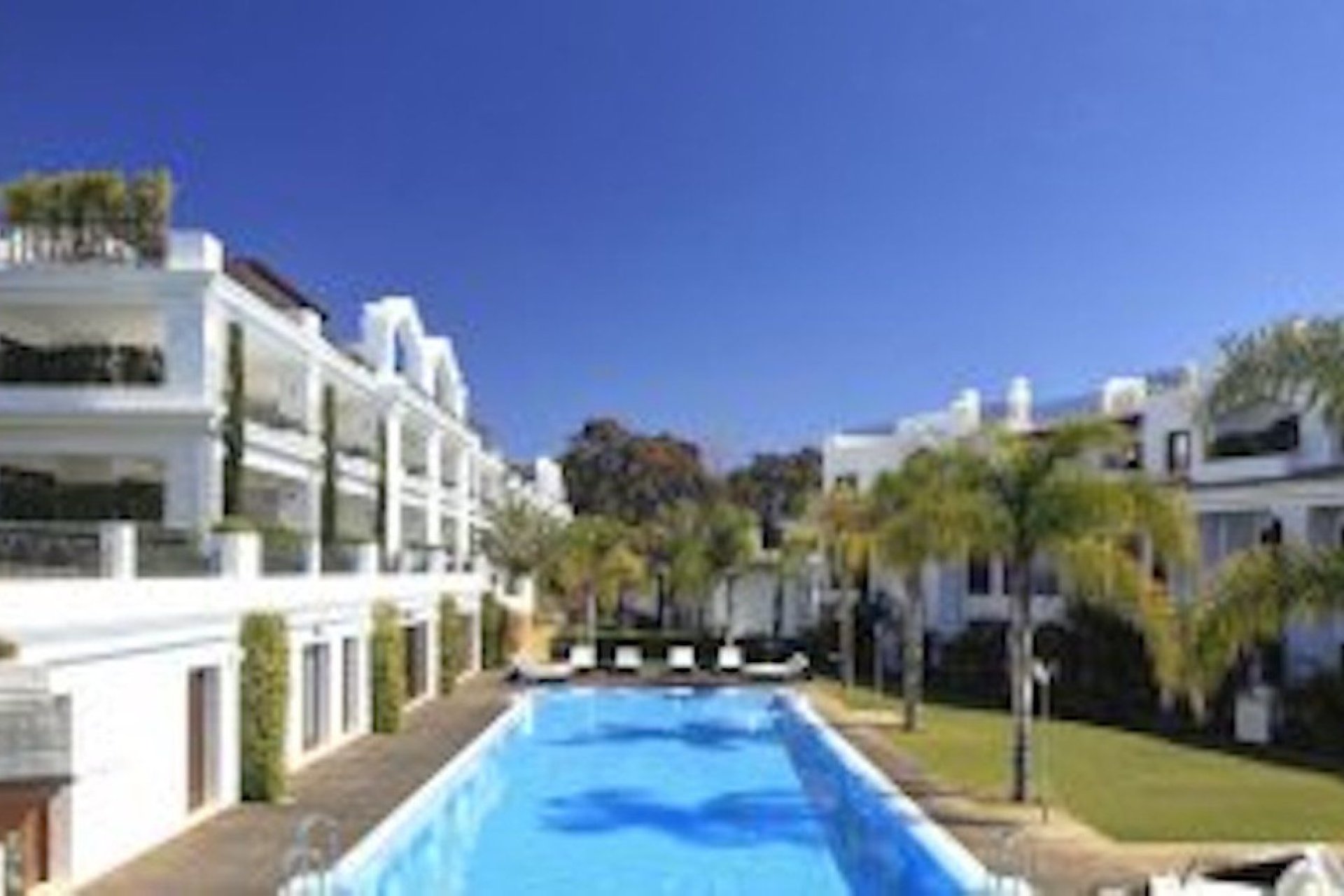 Resale - Apartment - Middle Floor Apartment - Estepona - Estepona Centro