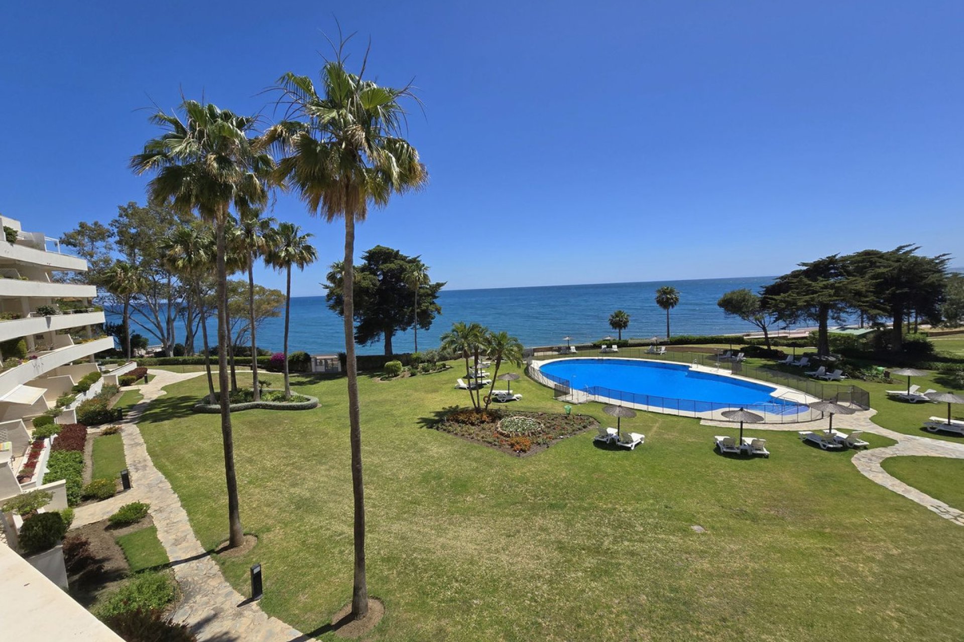 Resale - Apartment - Middle Floor Apartment - Estepona - Estepona Centro