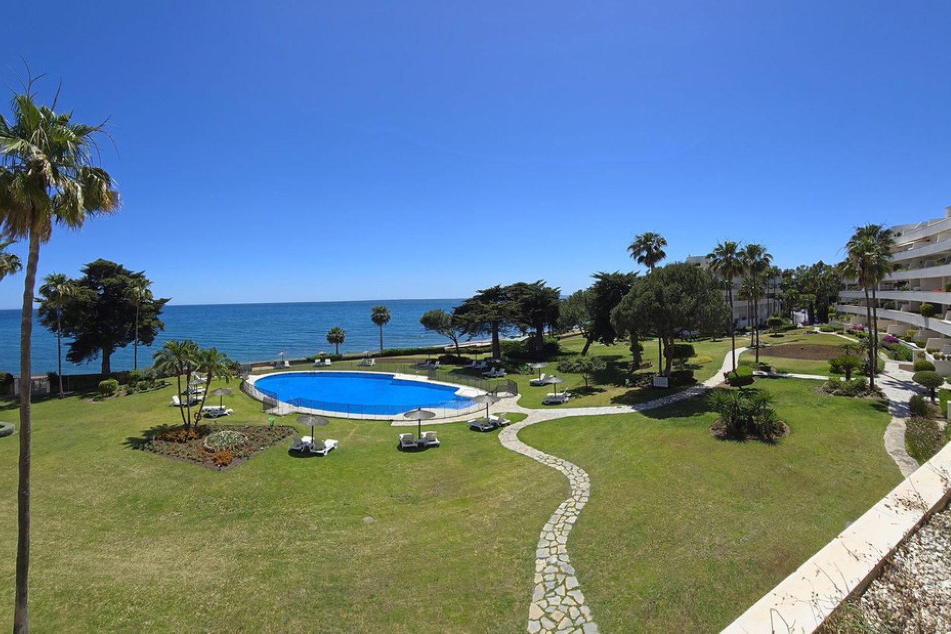 Resale - Apartment - Middle Floor Apartment - Estepona - Estepona Centro