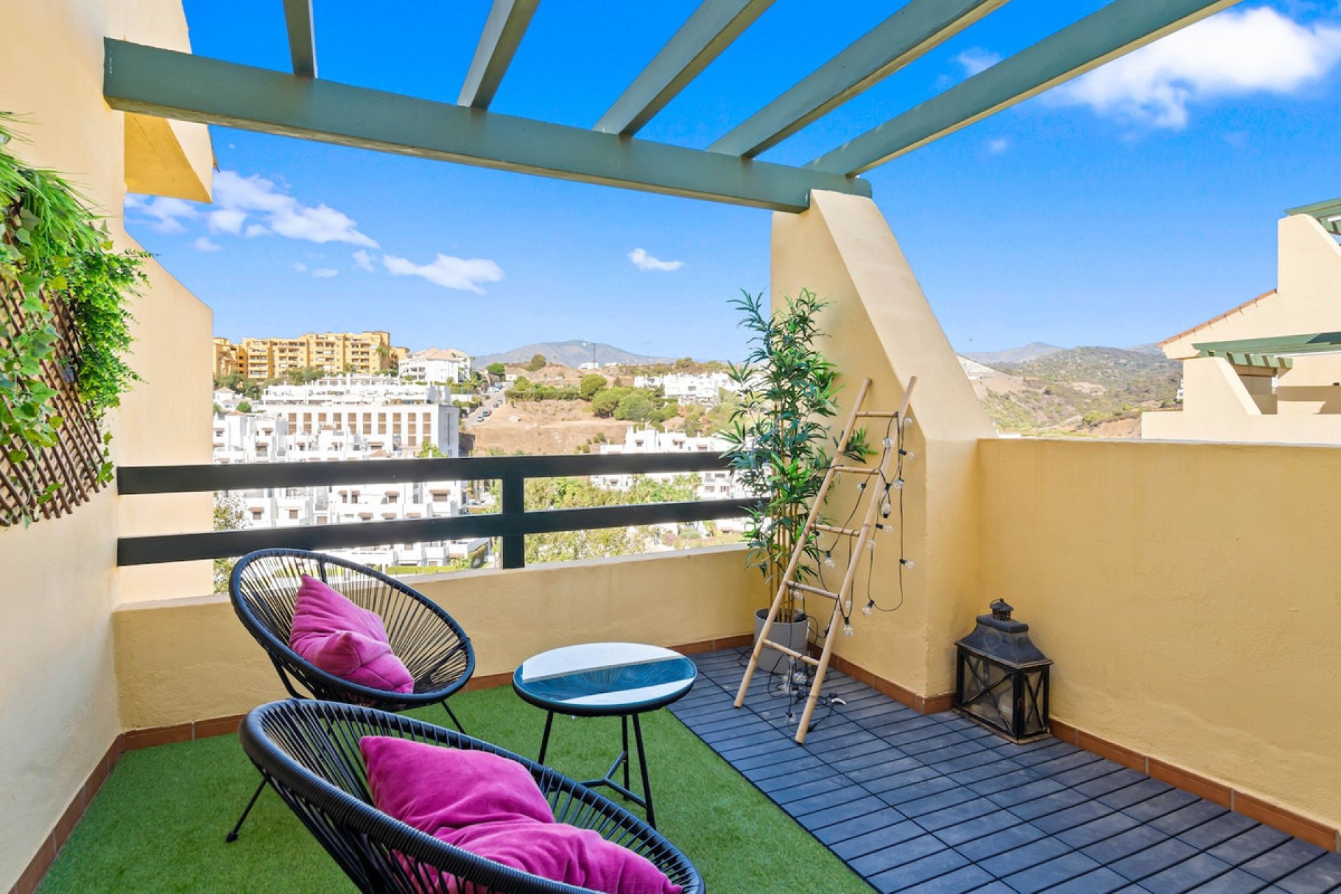 Resale - Apartment - Middle Floor Apartment - Estepona - Estepona Centro