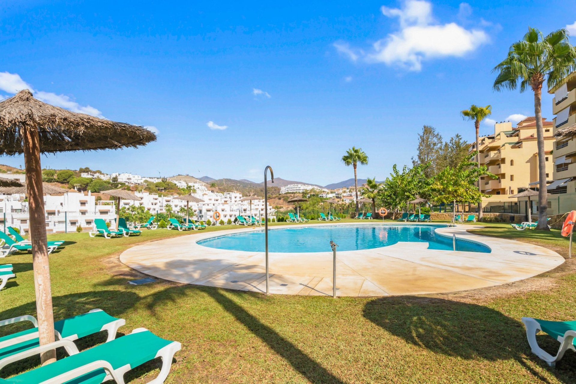 Resale - Apartment - Middle Floor Apartment - Estepona - Estepona Centro