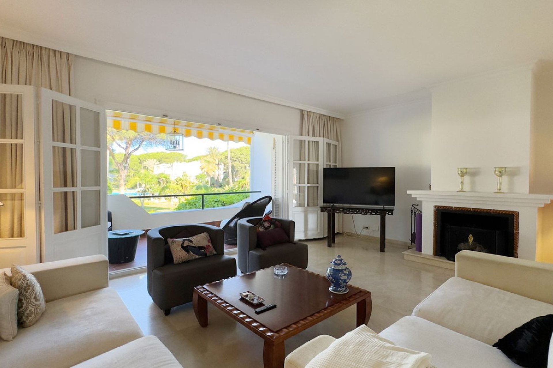 Resale - Apartment - Middle Floor Apartment - Estepona - Estepona Centro