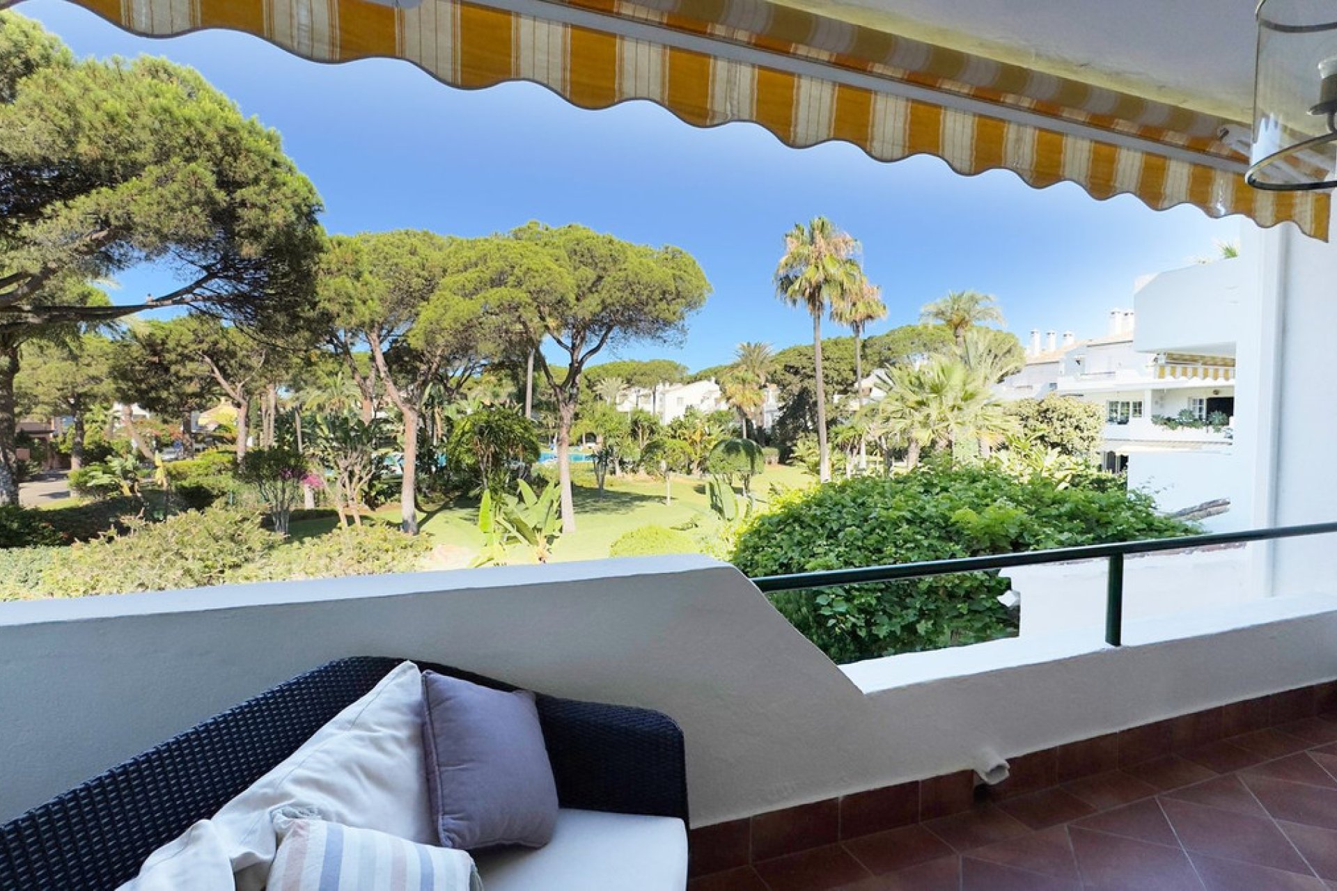 Resale - Apartment - Middle Floor Apartment - Estepona - Estepona Centro