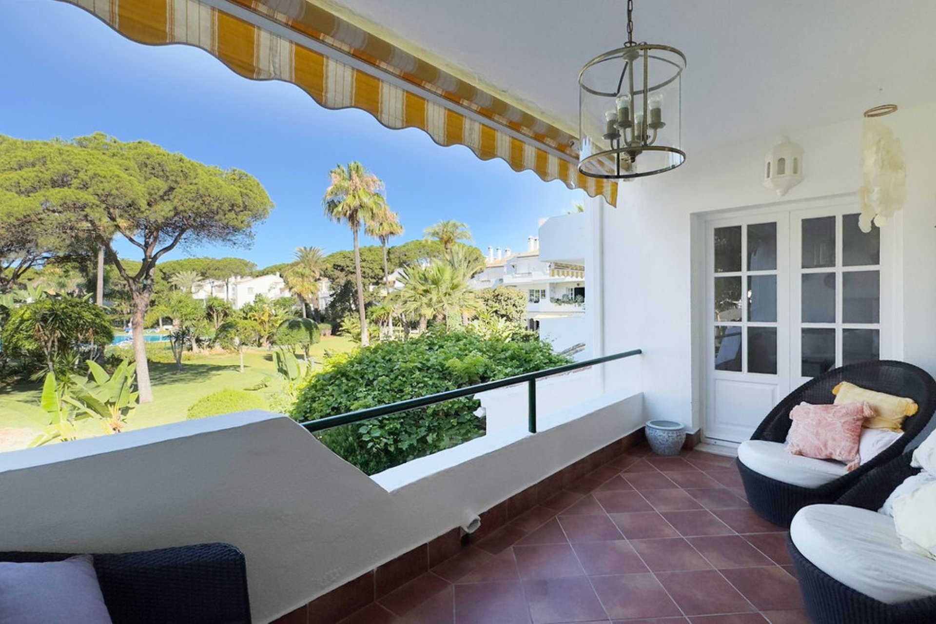 Resale - Apartment - Middle Floor Apartment - Estepona - Estepona Centro