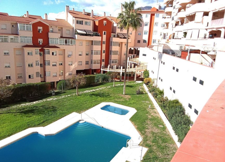 Resale - Apartment - Middle Floor Apartment - Estepona - Estepona Centro