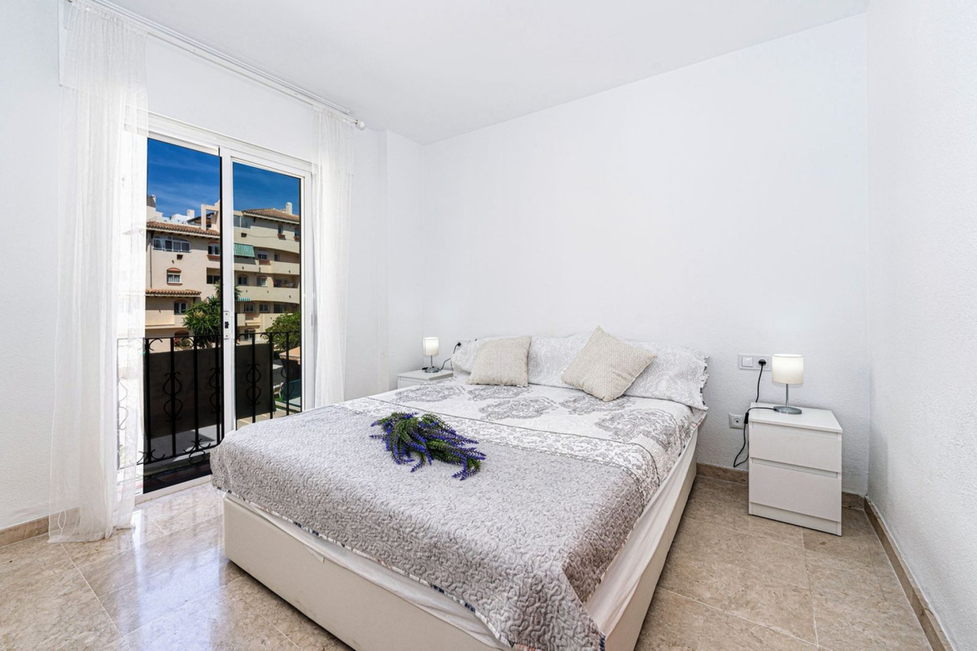 Resale - Apartment - Middle Floor Apartment - Estepona - Estepona Centro