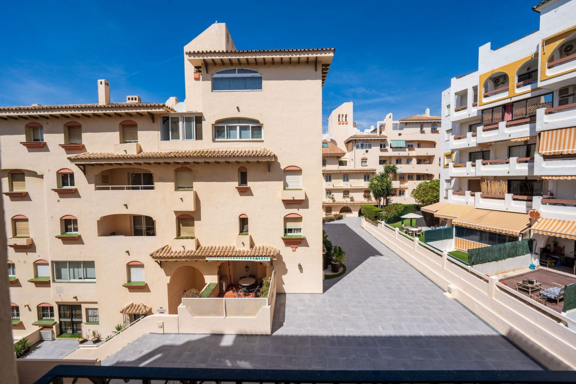 Resale - Apartment - Middle Floor Apartment - Estepona - Estepona Centro