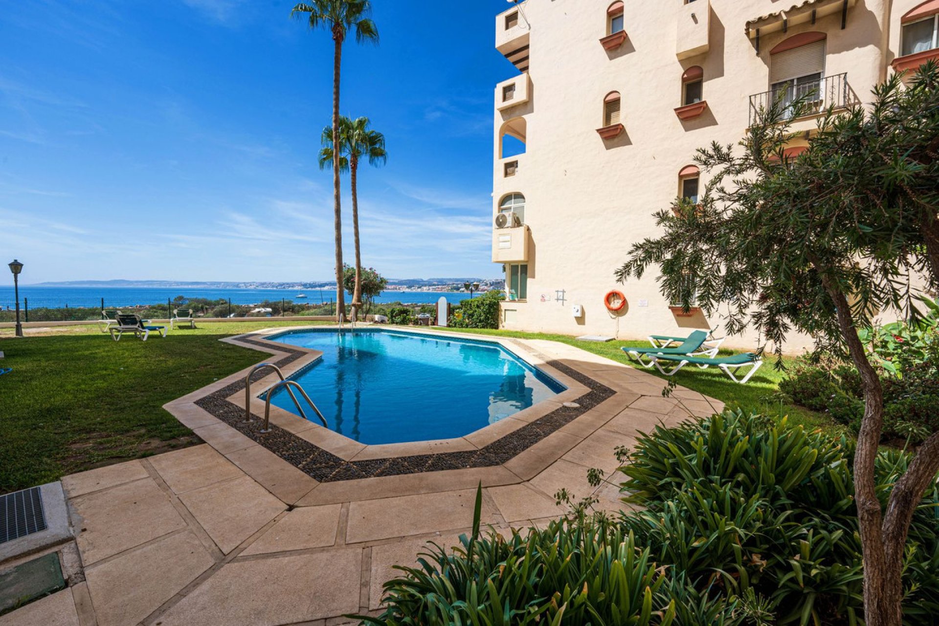 Resale - Apartment - Middle Floor Apartment - Estepona - Estepona Centro