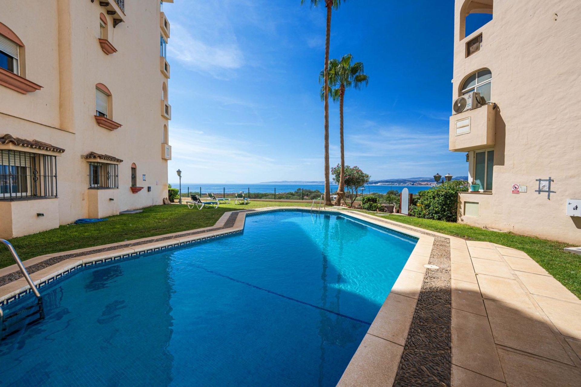 Resale - Apartment - Middle Floor Apartment - Estepona - Estepona Centro