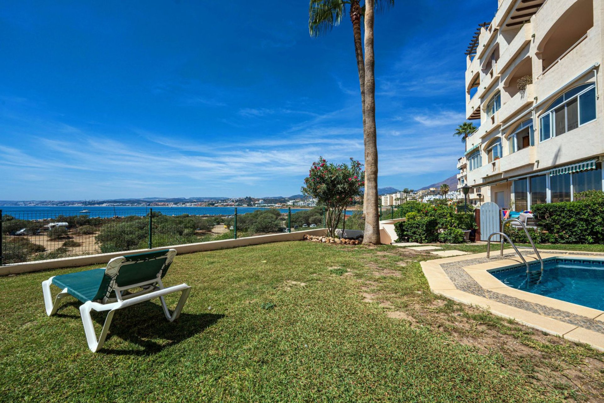 Resale - Apartment - Middle Floor Apartment - Estepona - Estepona Centro