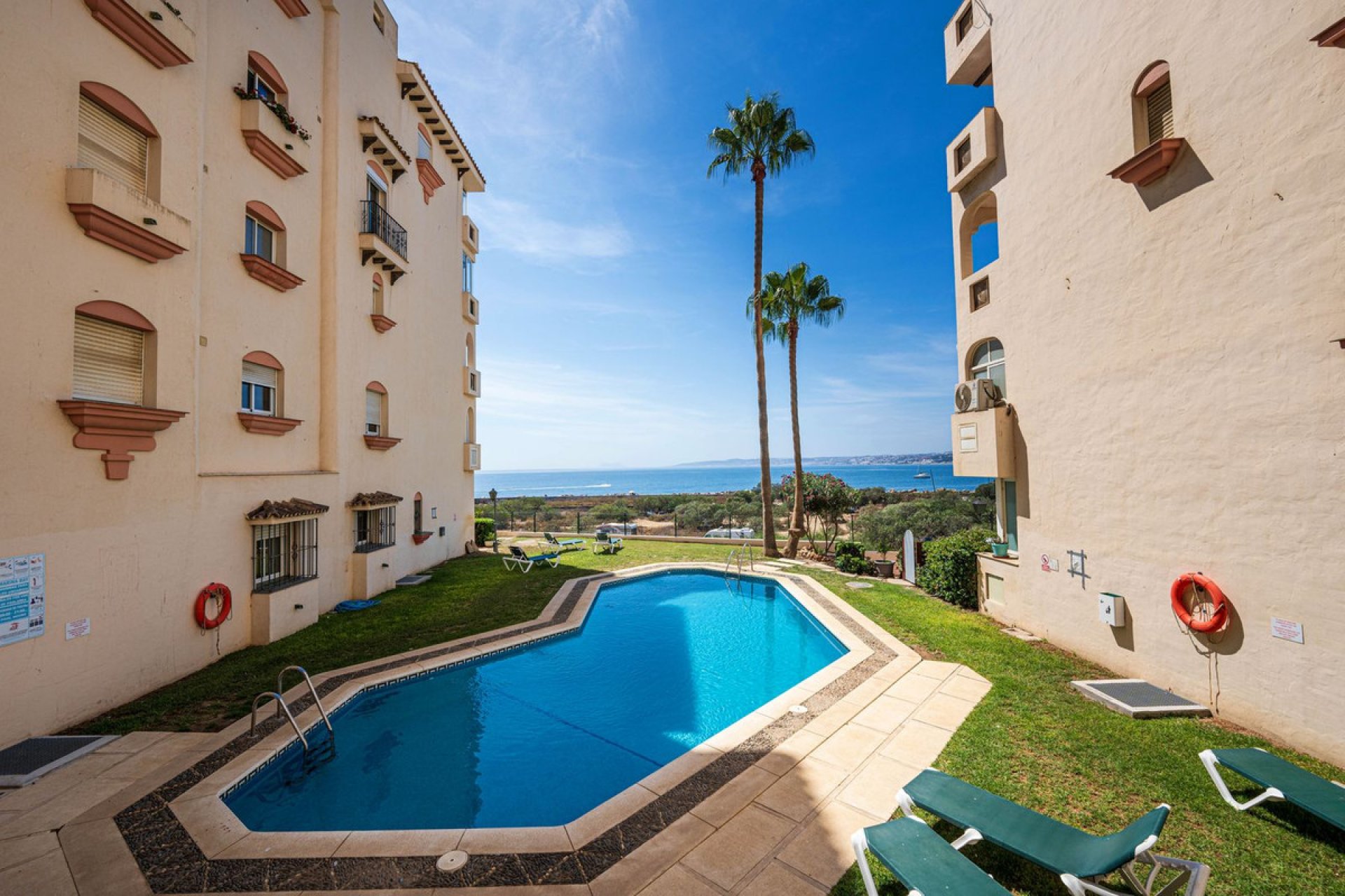 Resale - Apartment - Middle Floor Apartment - Estepona - Estepona Centro