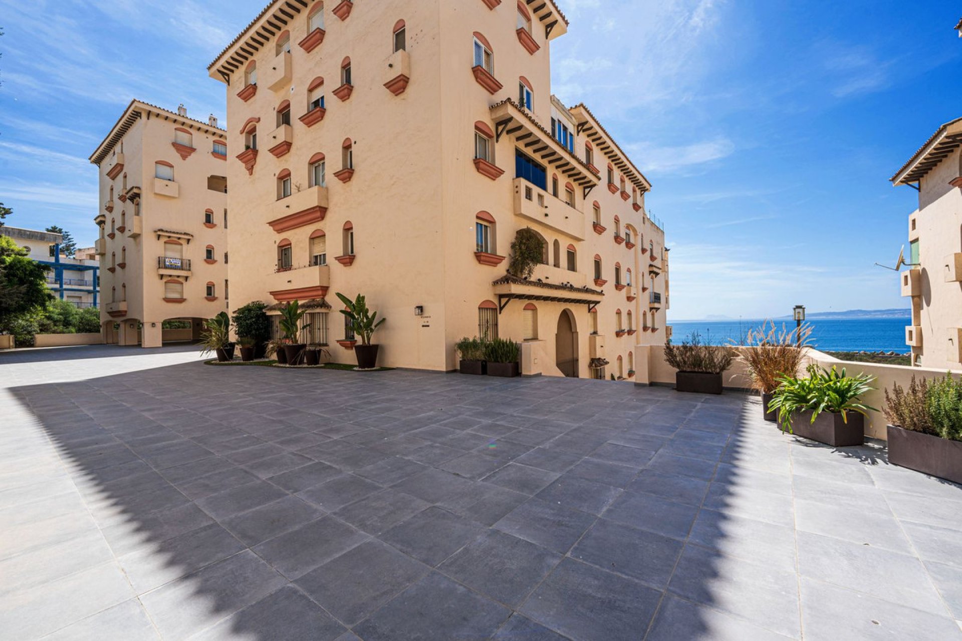 Resale - Apartment - Middle Floor Apartment - Estepona - Estepona Centro