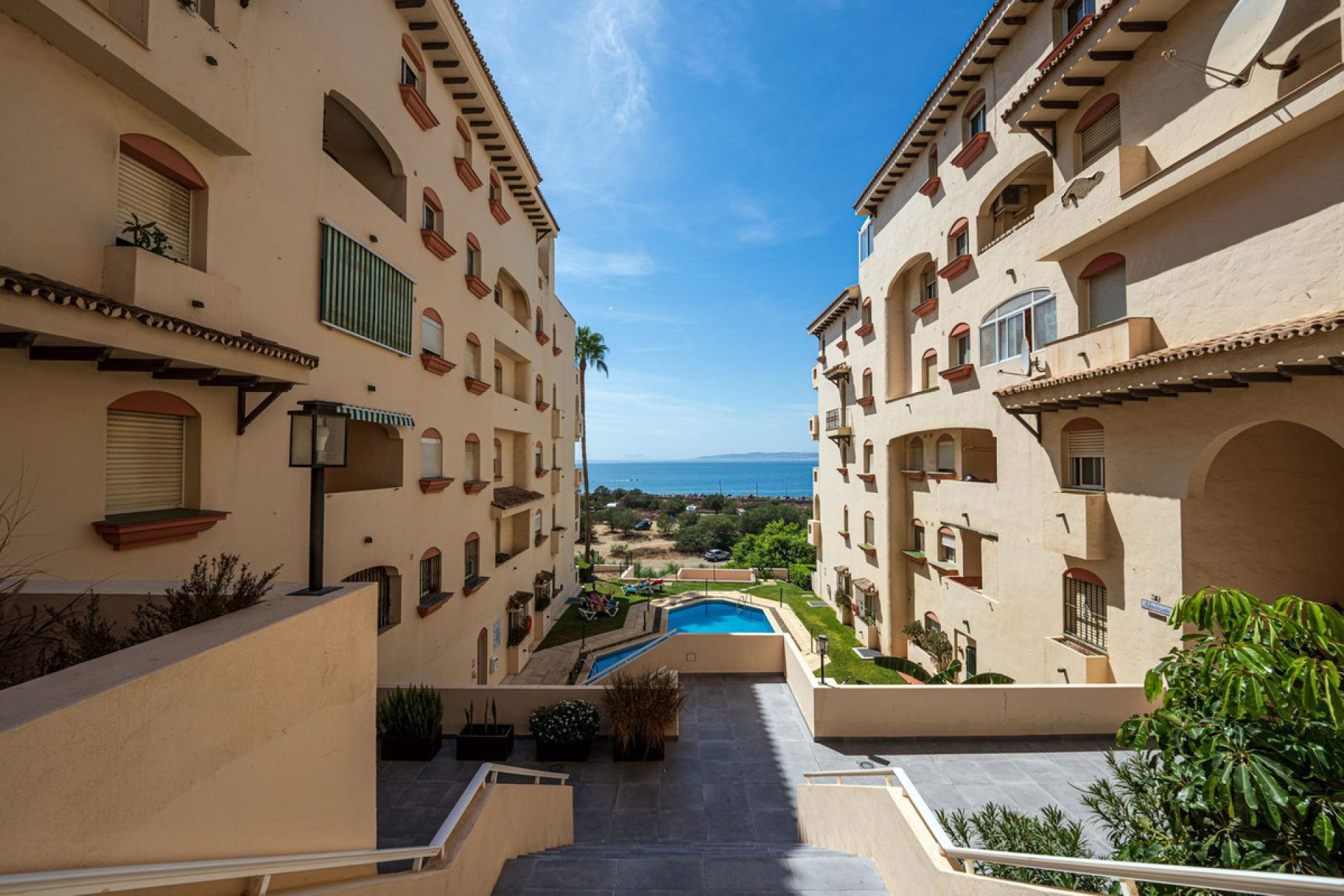 Resale - Apartment - Middle Floor Apartment - Estepona - Estepona Centro