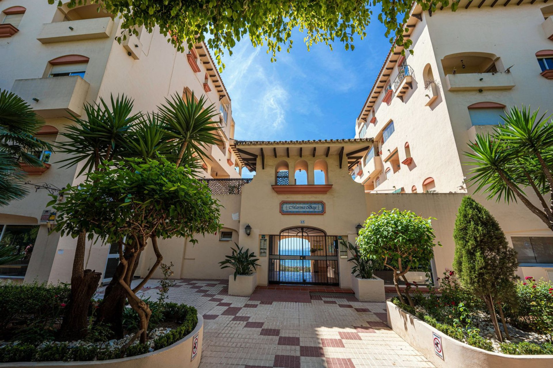 Resale - Apartment - Middle Floor Apartment - Estepona - Estepona Centro