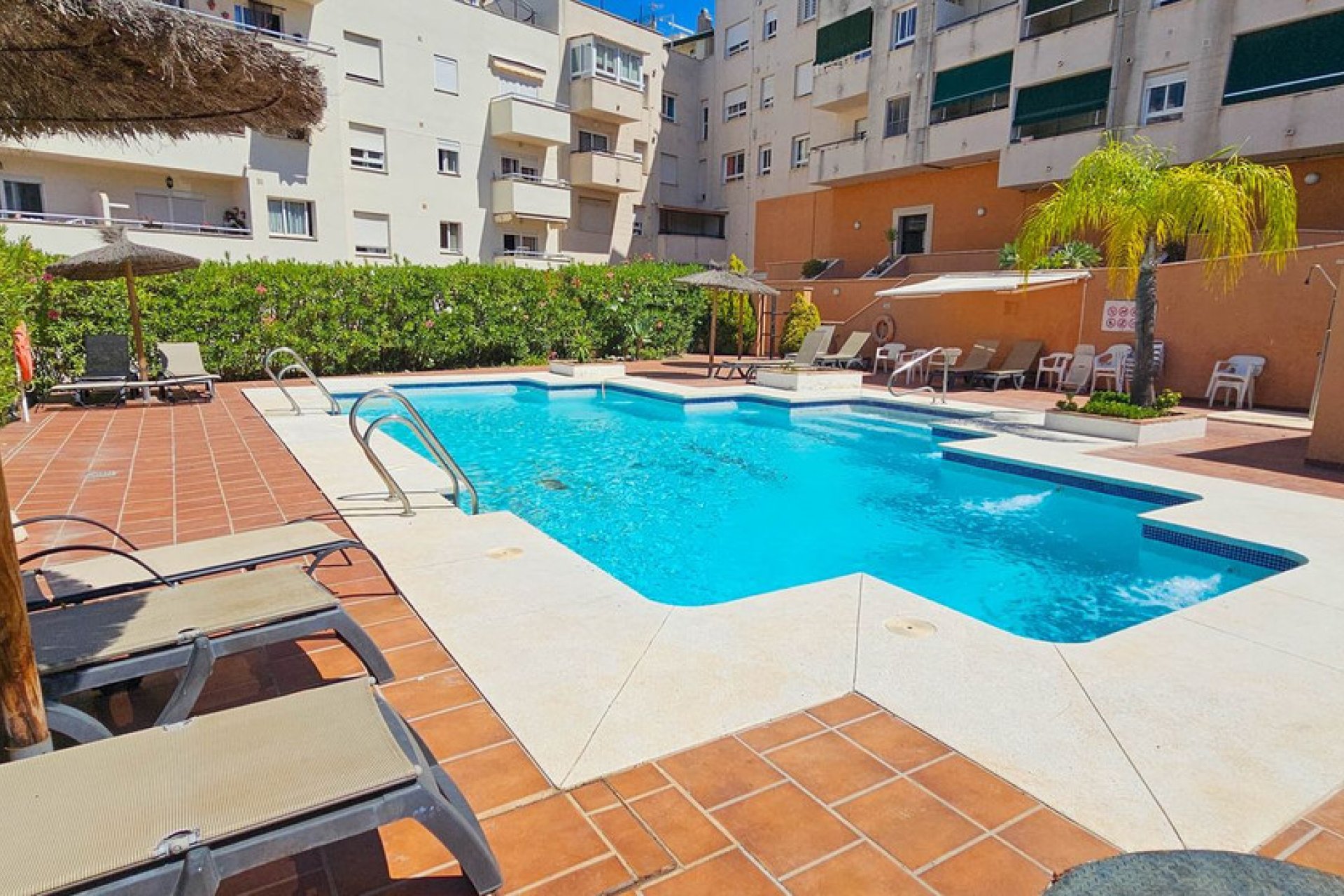 Resale - Apartment - Middle Floor Apartment - Estepona - Estepona Centro