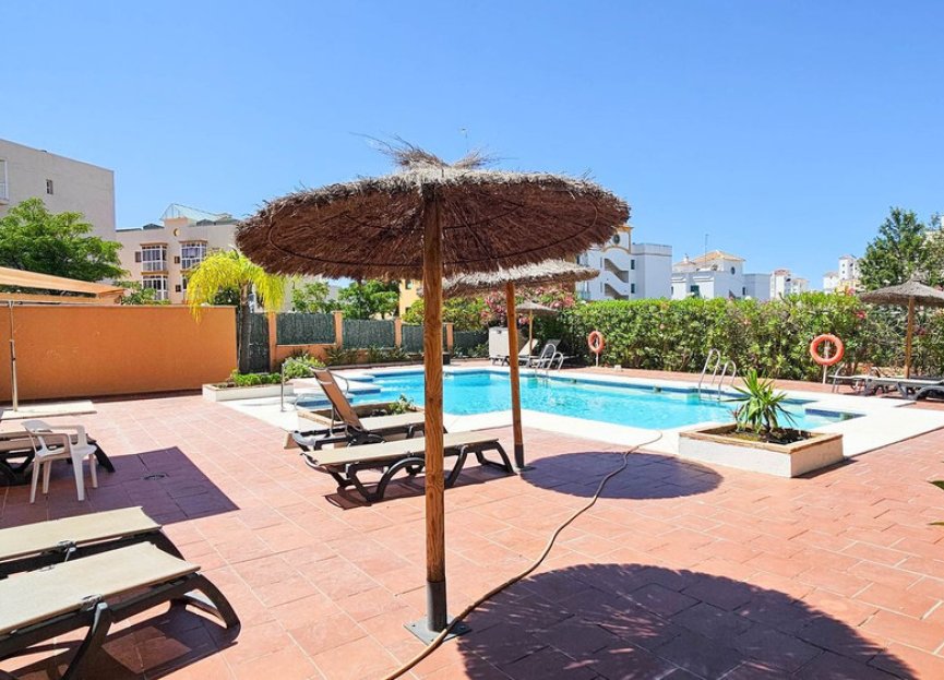 Resale - Apartment - Middle Floor Apartment - Estepona - Estepona Centro