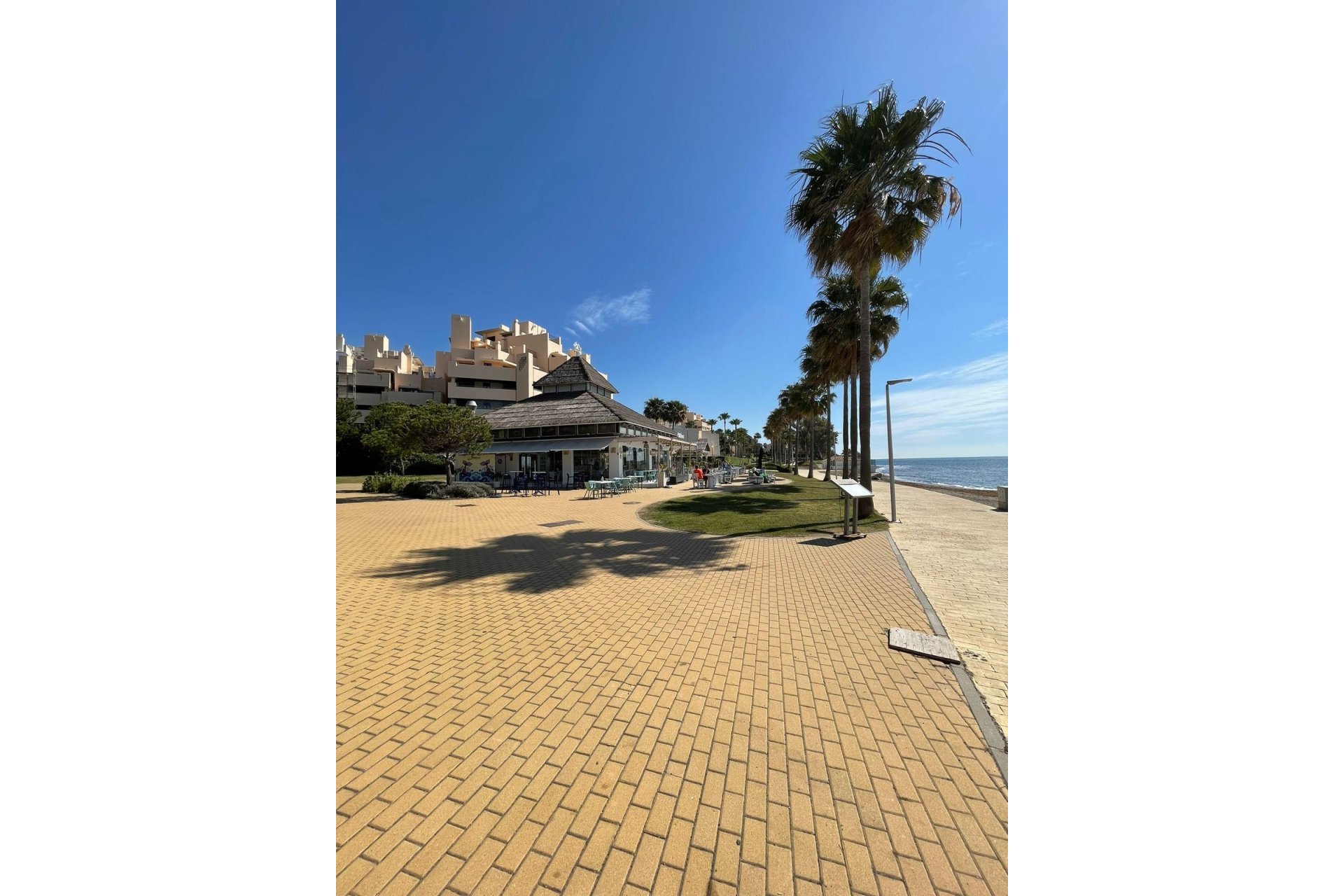 Resale - Apartment - Middle Floor Apartment - Estepona - Estepona Centro