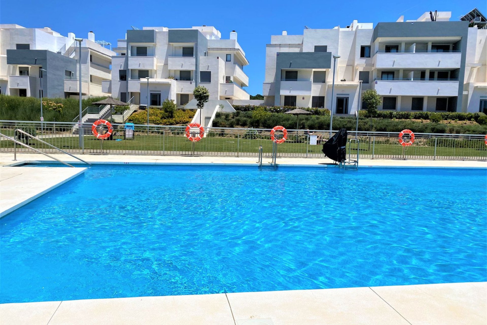 Resale - Apartment - Middle Floor Apartment - Estepona - Estepona Centro