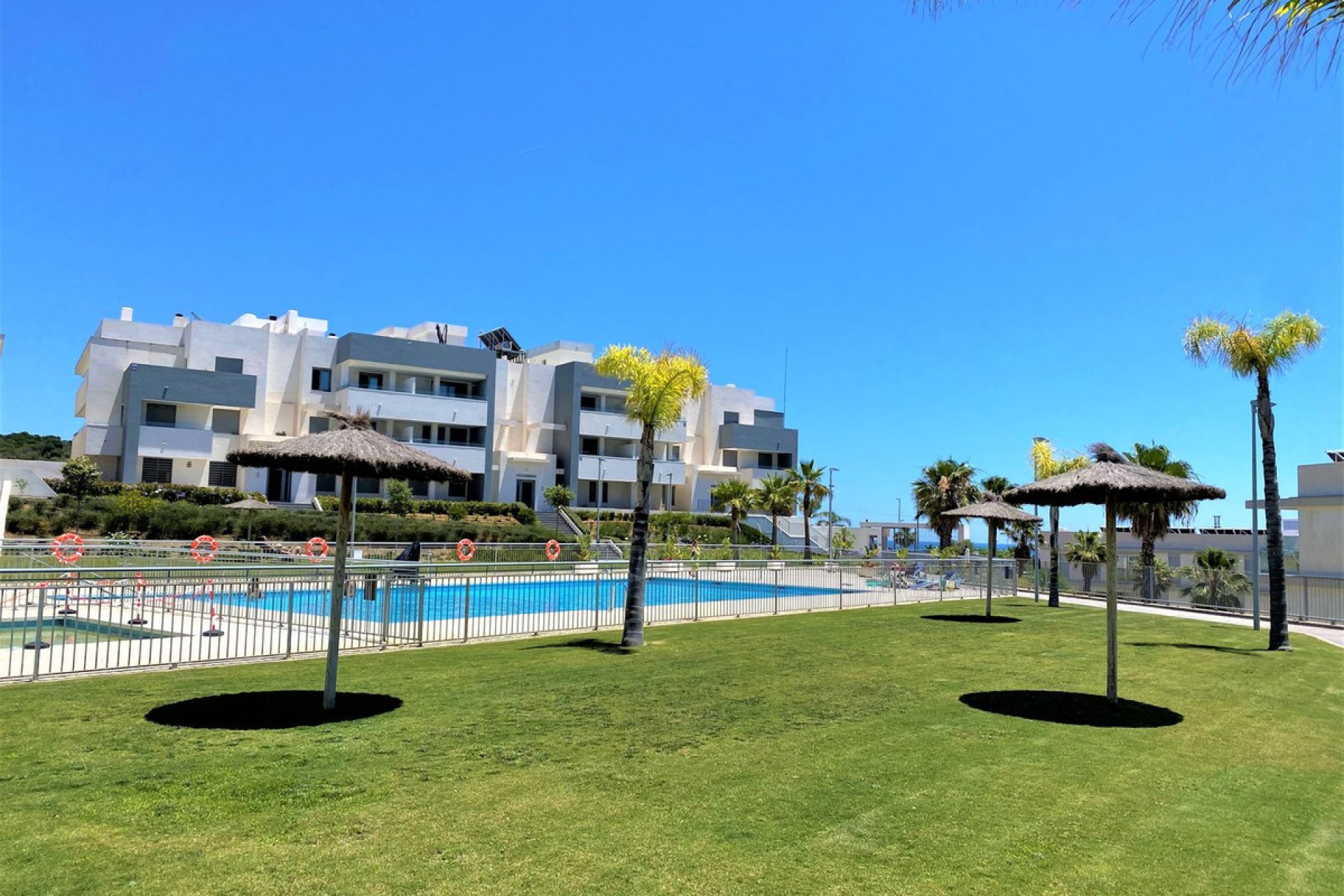 Resale - Apartment - Middle Floor Apartment - Estepona - Estepona Centro