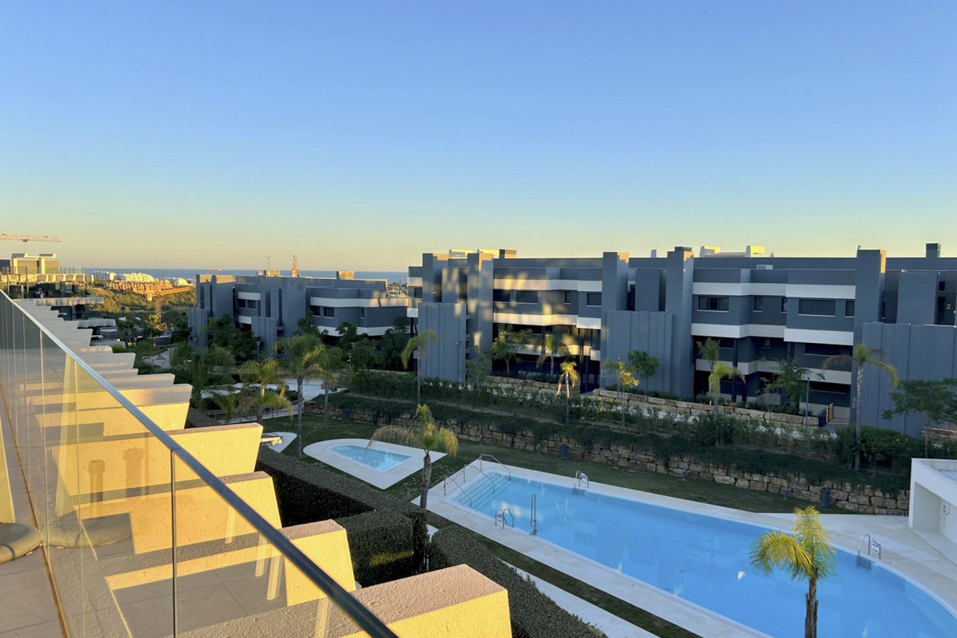 Resale - Apartment - Middle Floor Apartment - Estepona - Estepona Centro