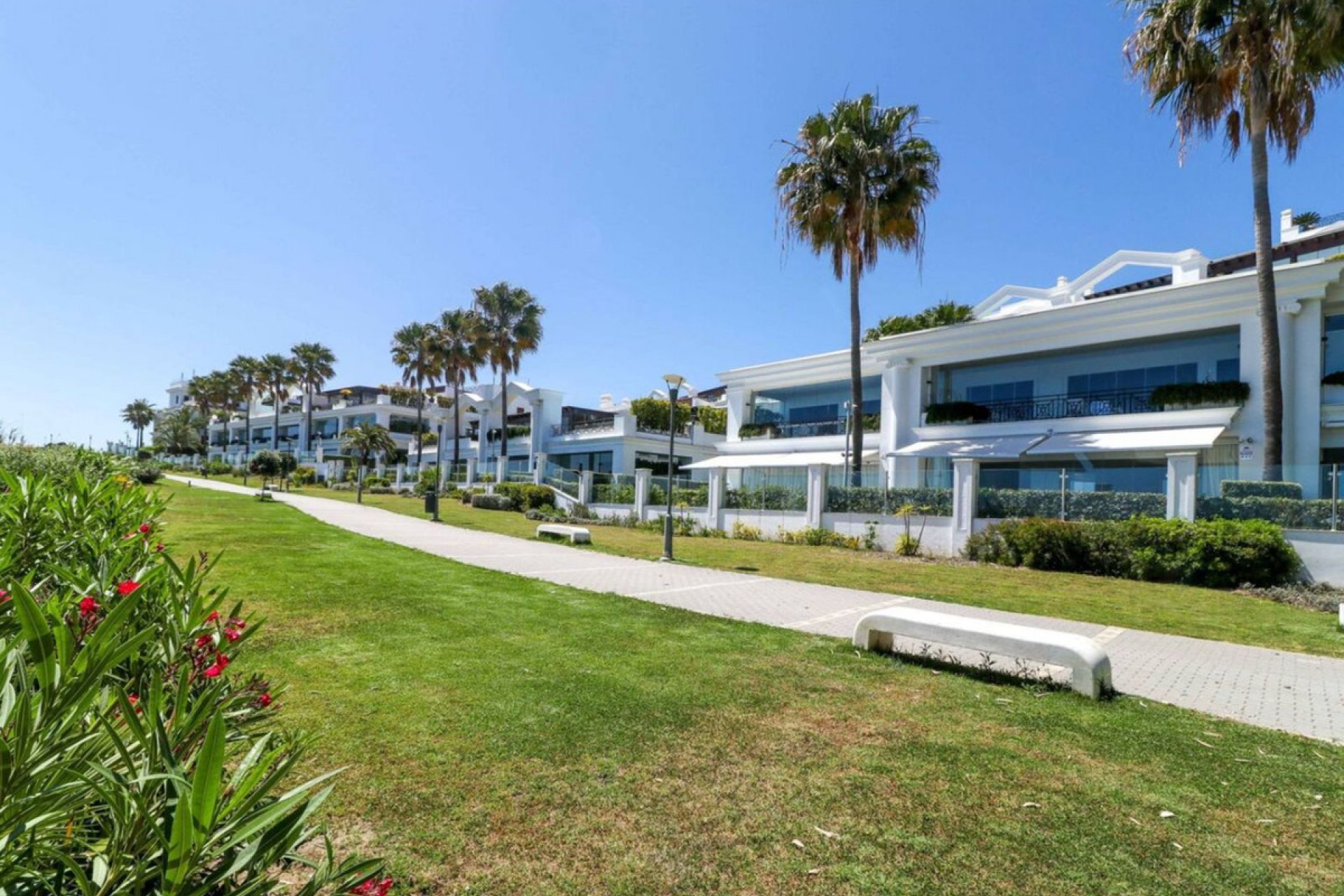 Resale - Apartment - Middle Floor Apartment - Estepona - Estepona Centro