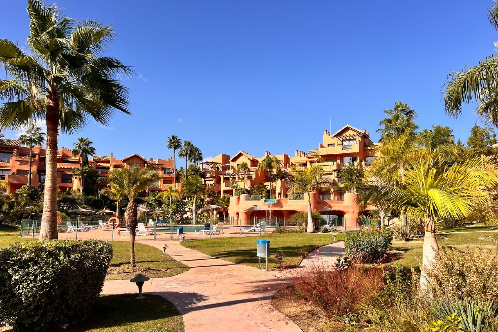 Resale - Apartment - Middle Floor Apartment - Estepona - Estepona Centro