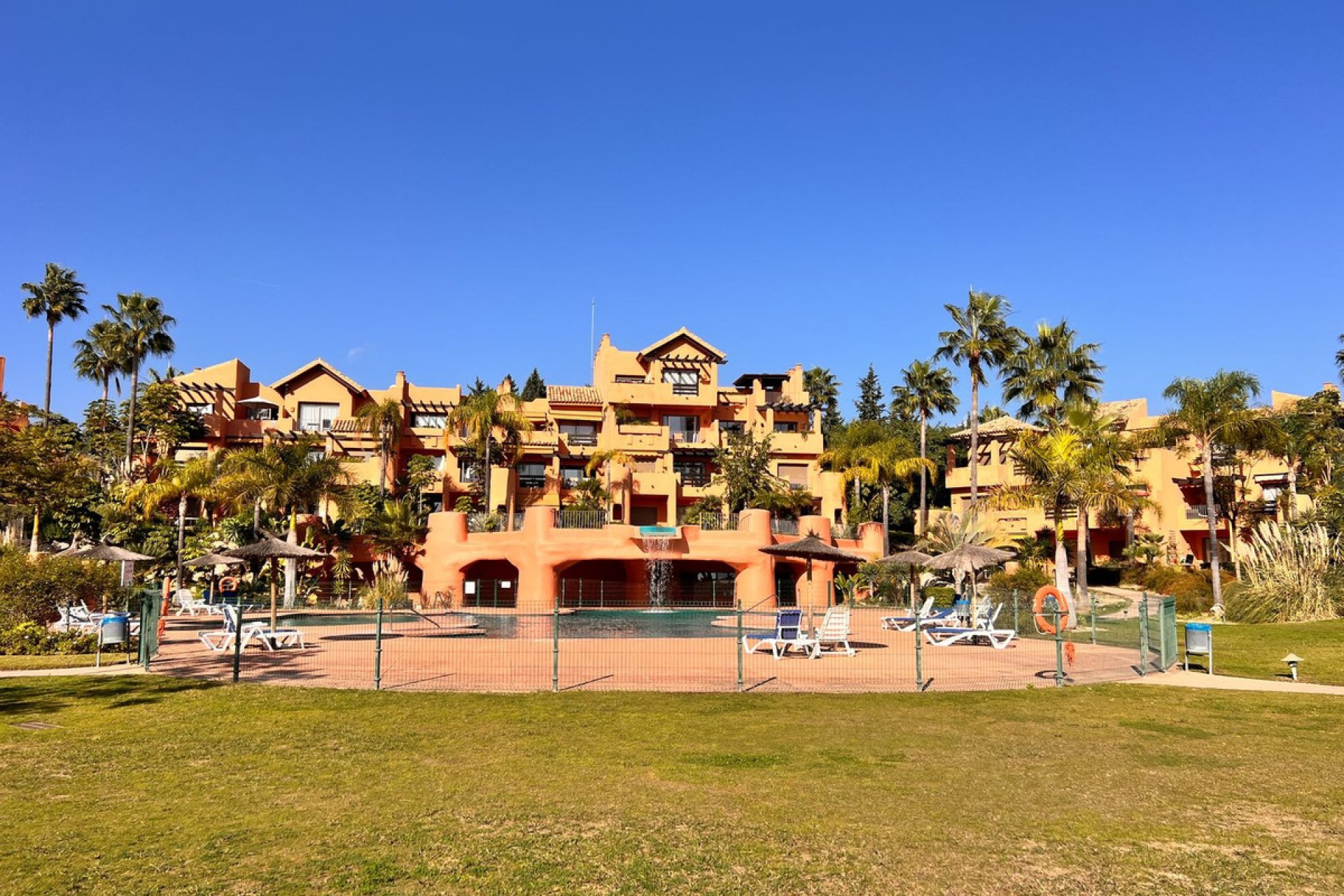 Resale - Apartment - Middle Floor Apartment - Estepona - Estepona Centro