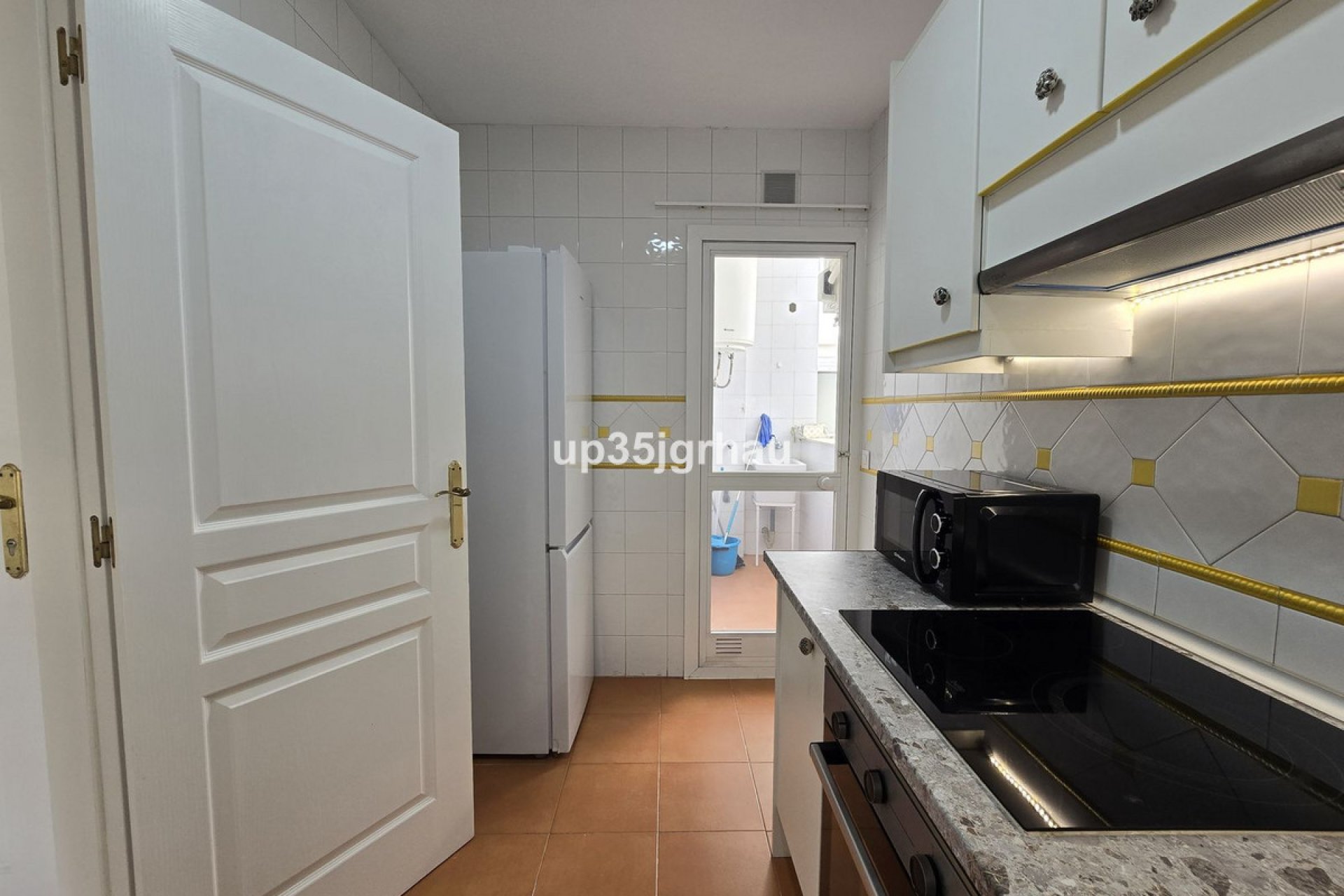 Resale - Apartment - Middle Floor Apartment - Estepona - Estepona Centro