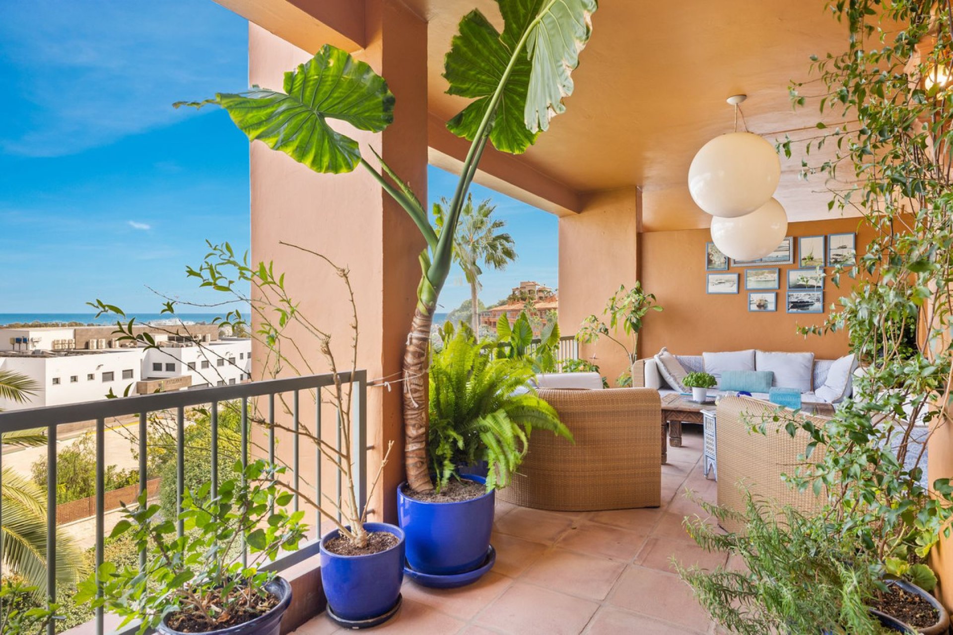 Resale - Apartment - Middle Floor Apartment - Estepona - Estepona Centro