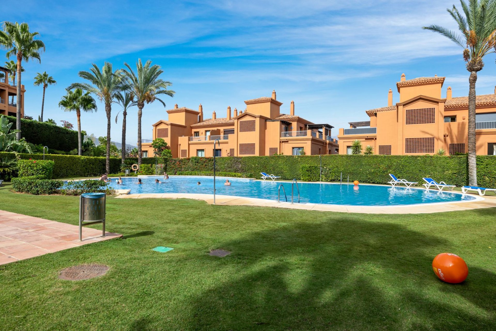 Resale - Apartment - Middle Floor Apartment - Estepona - Estepona Centro