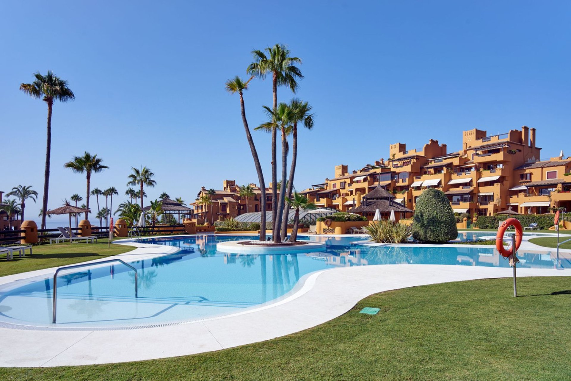 Resale - Apartment - Middle Floor Apartment - Estepona - Estepona Centro