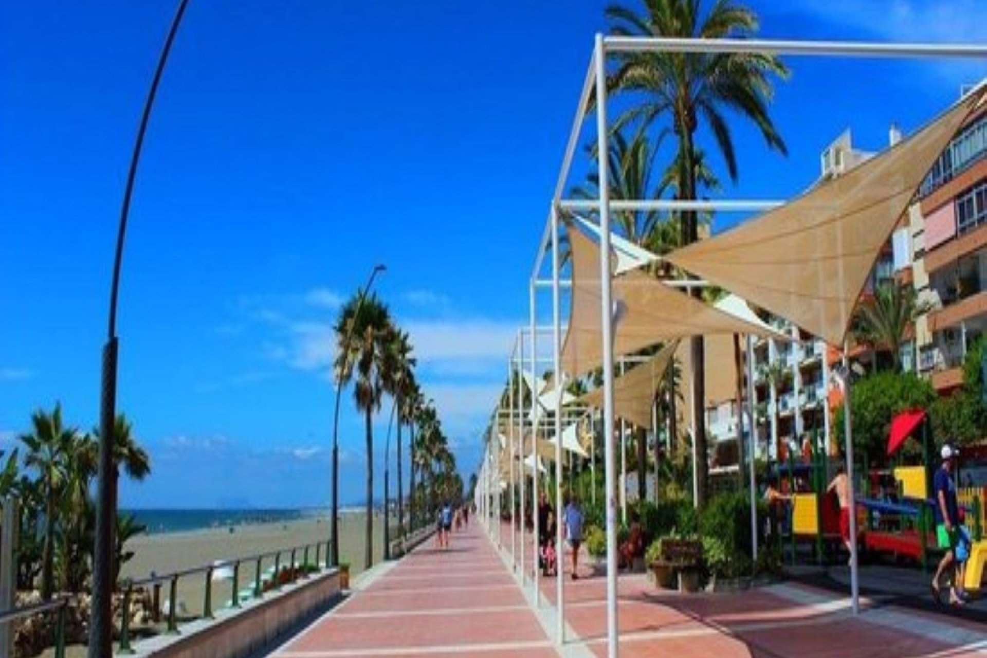 Resale - Apartment - Middle Floor Apartment - Estepona - Estepona Centro