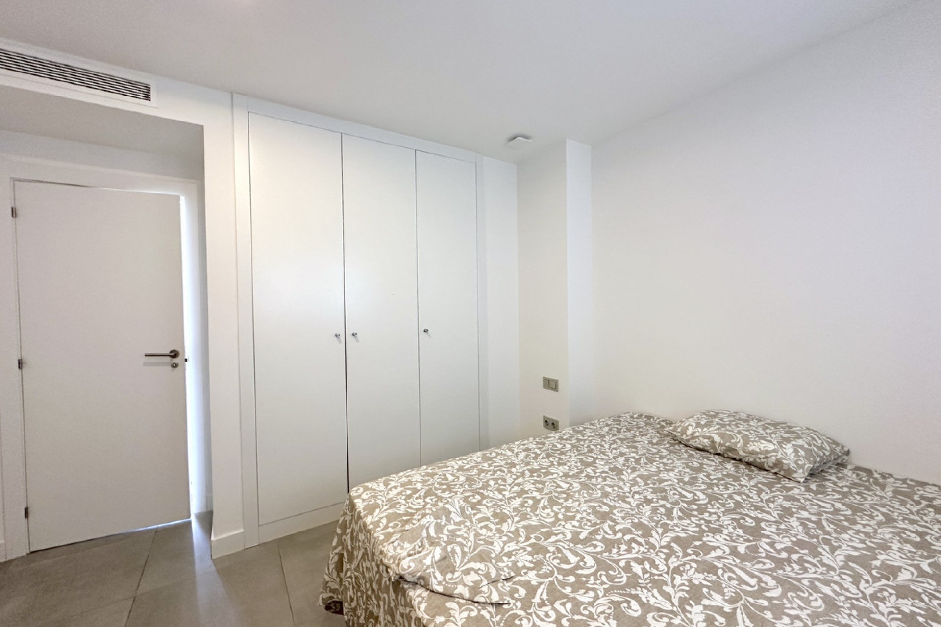 Resale - Apartment - Middle Floor Apartment - Estepona - Estepona Centro