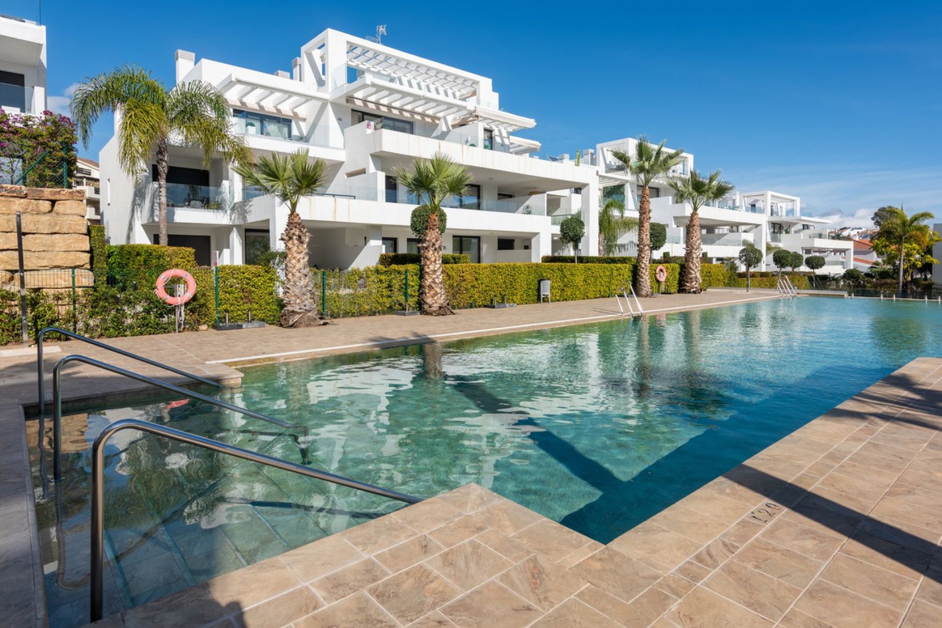 Resale - Apartment - Middle Floor Apartment - Estepona - Estepona Centro