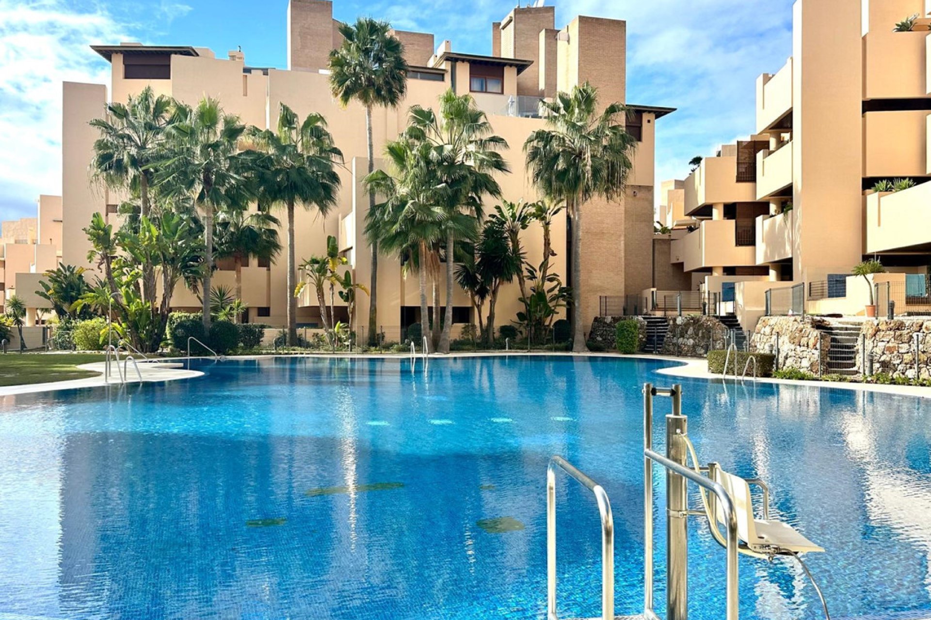 Resale - Apartment - Middle Floor Apartment - Estepona - Estepona Centro